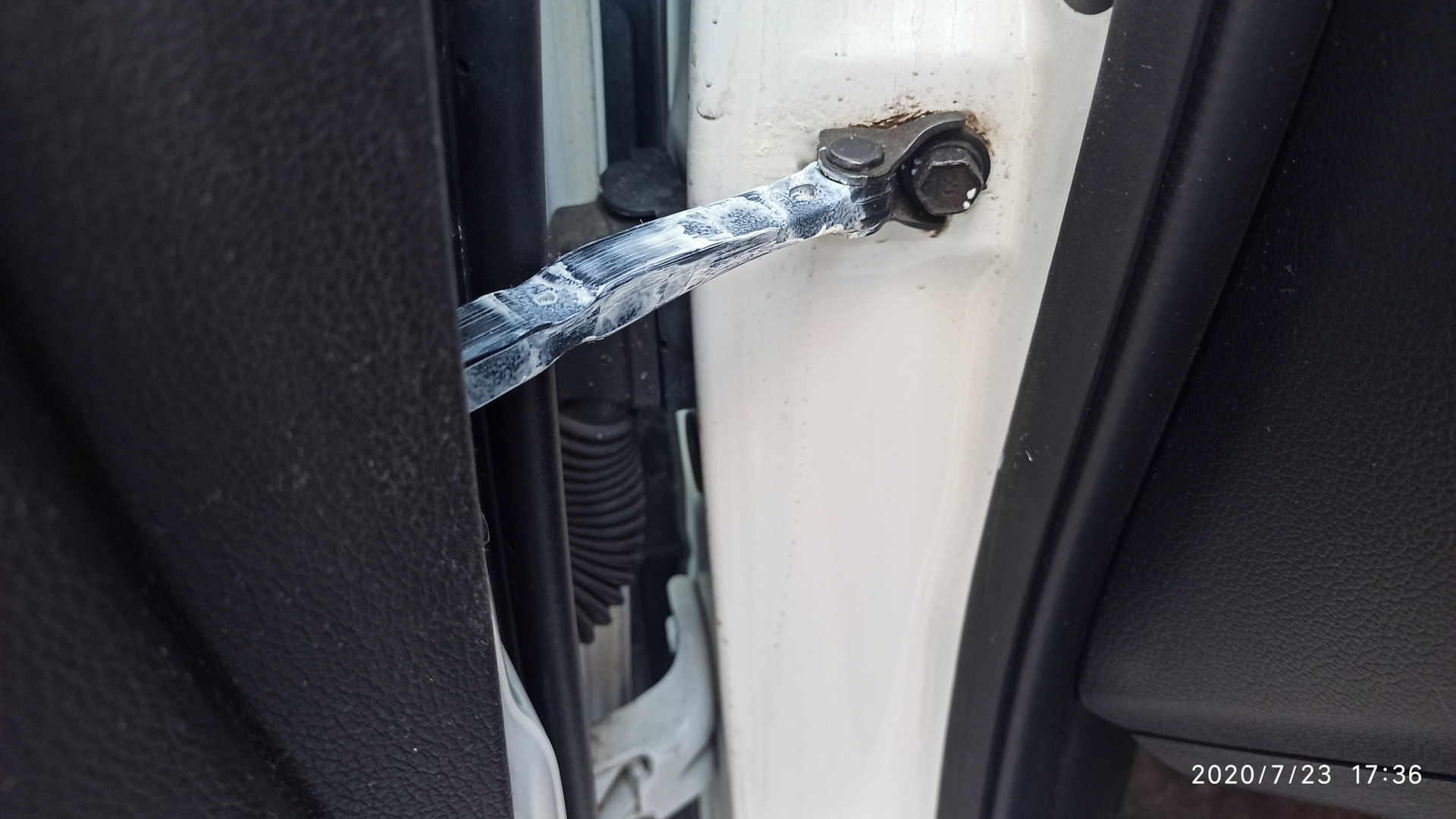 Скрип автомобильной двери
