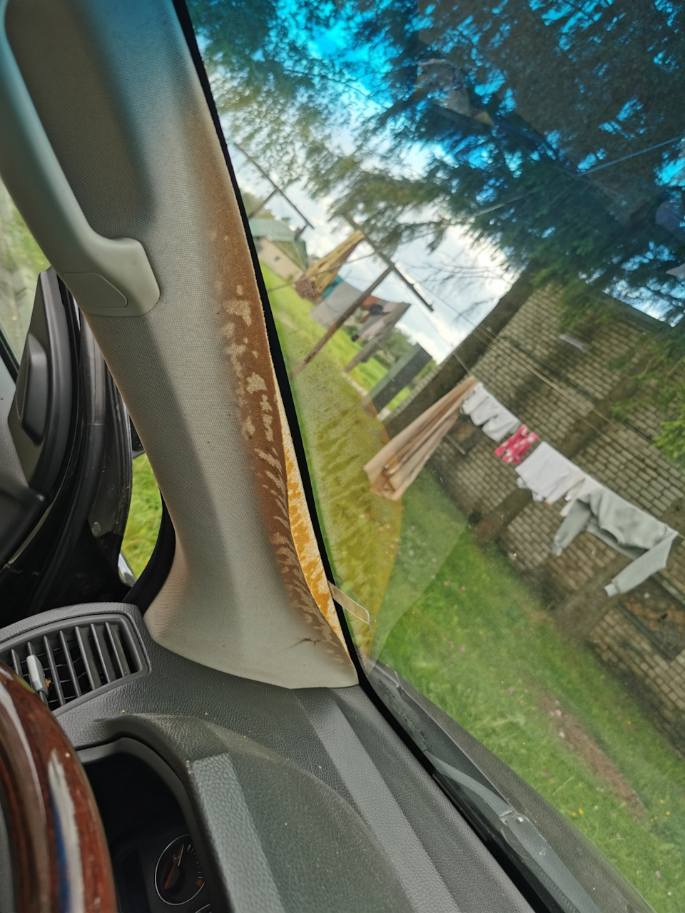 Тряпки на передних стойках совсем отвисли — Volvo XC90 (1G)