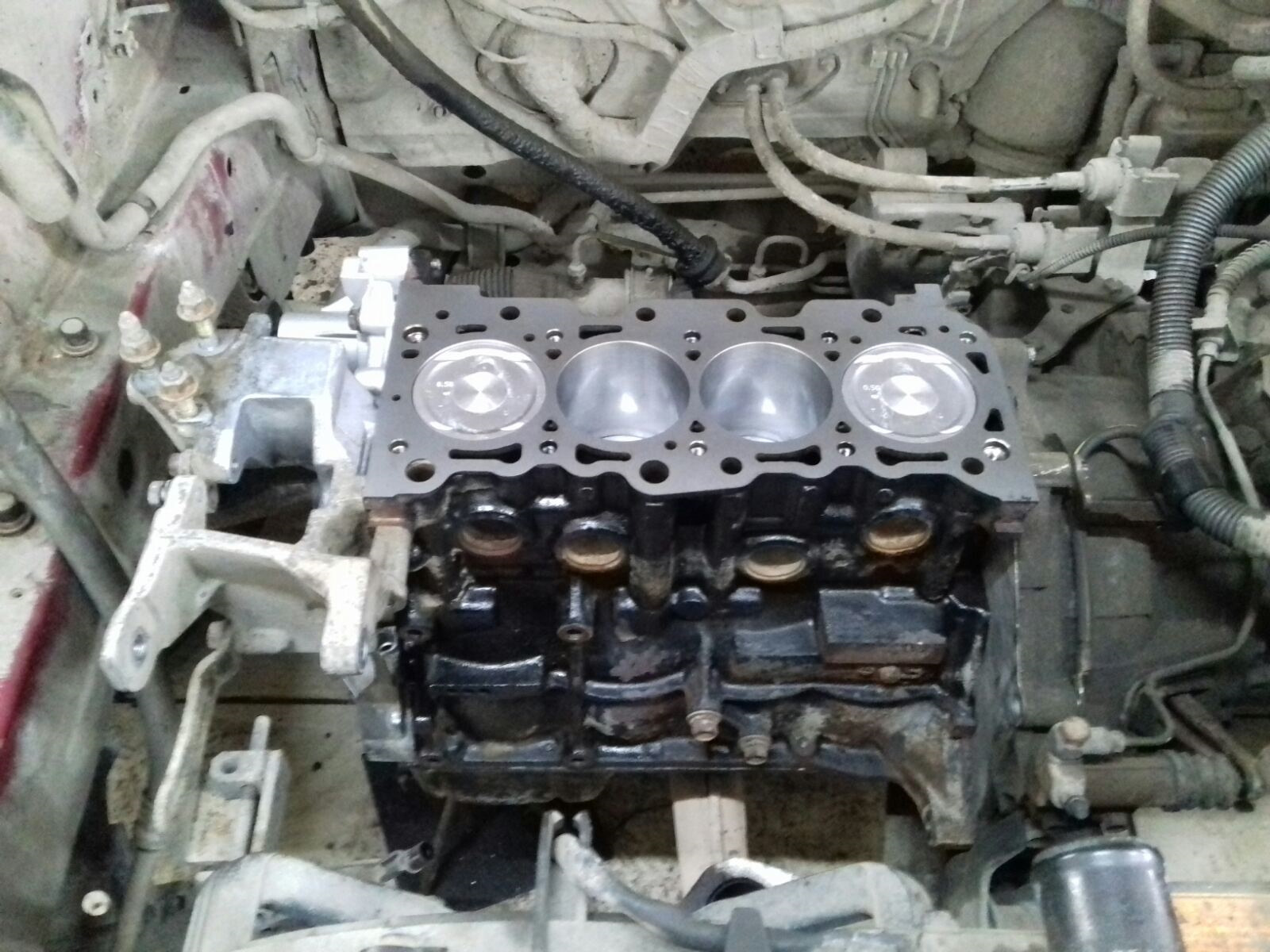 Капитальный ремонт двигателя лансер. Двигатель Mitsubishi Lancer 9 1 и 6 колодцы. Двигатель cy6102bg выпускной коллектор.