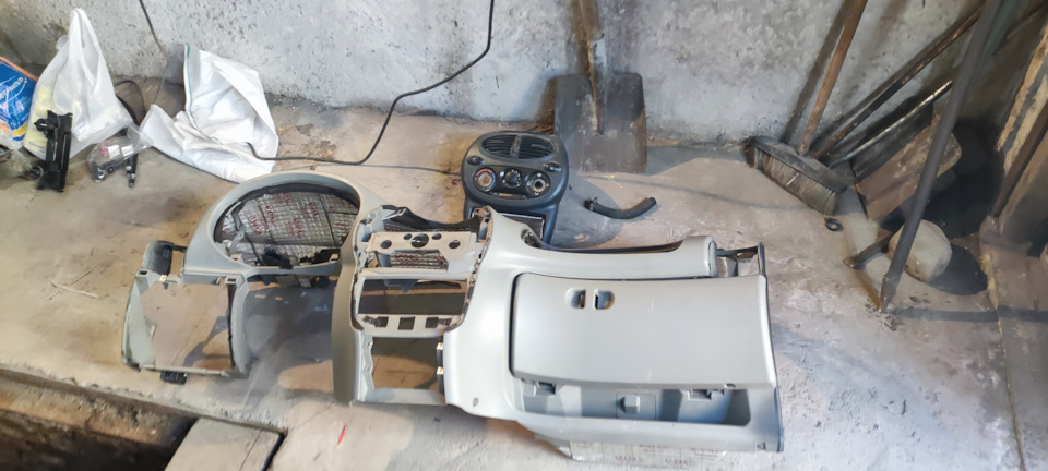 Прощай белая мерзопакостная приборная панель — Lada Калина универсал, 1 ...