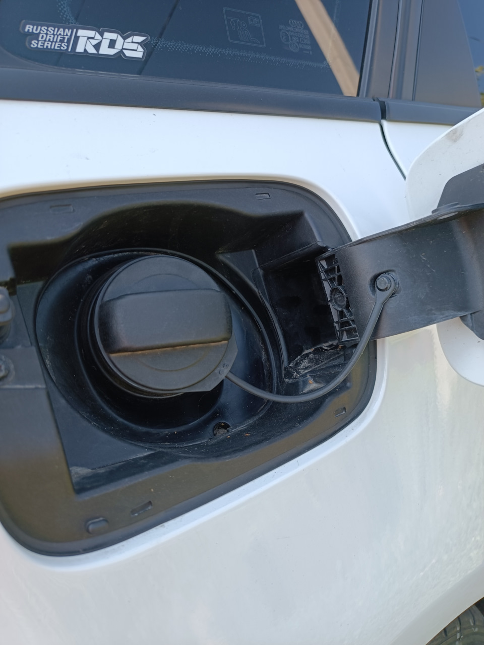 Тросик лючка бензобака. — Audi A4 (B8), 2 л, 2013 года | своими руками ...