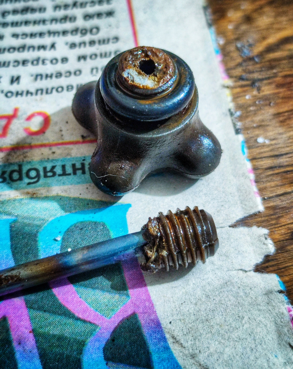 Вкручивал сливную пробку и вуаля-часть там, часть в руке. Судя по слому-он надломлен был давно. Чудеса интернета и инженерии помогли выкрутить остатки))) — Lada Приора хэтчбек