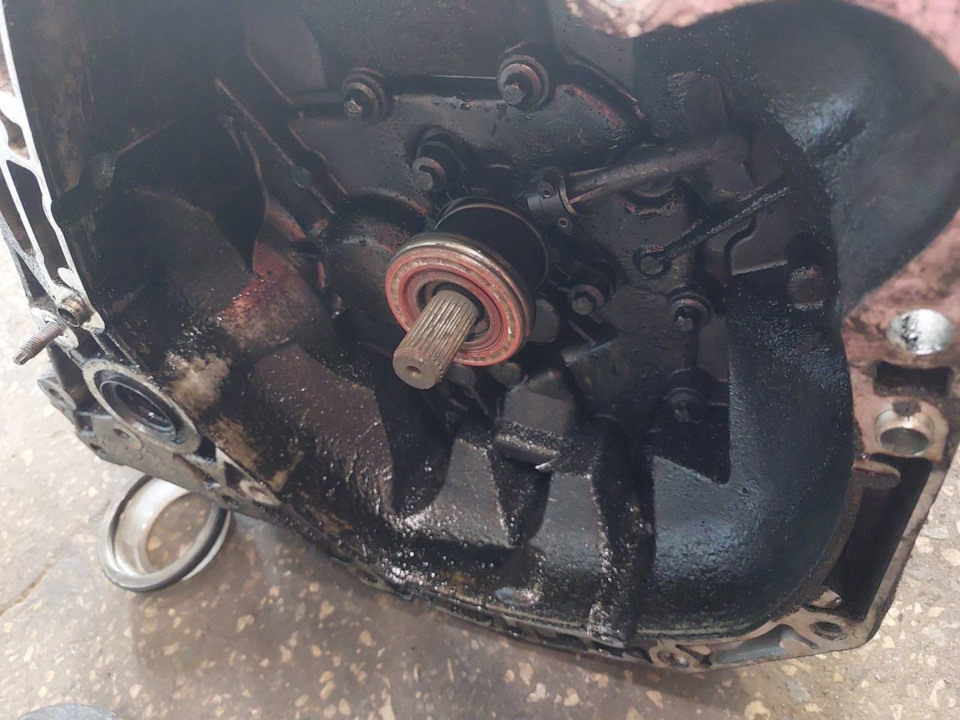 коробка после вскрытия. обильно в масле из-за течи сальника. — Renault Clio IV