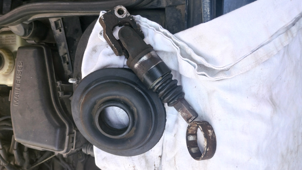 Замена крестовины кардана рулевой колонки. — Volvo S70, 2,5 л, 1998 ...