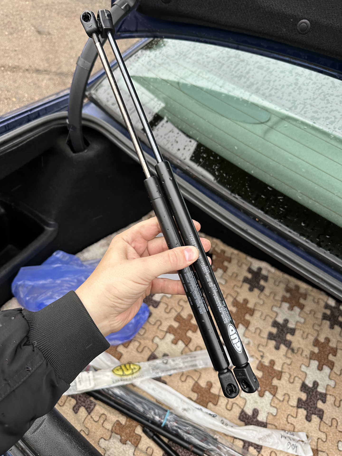 Замена амортизаторов капота и багажника пежо 406 2000г — Peugeot 406, 2 ...