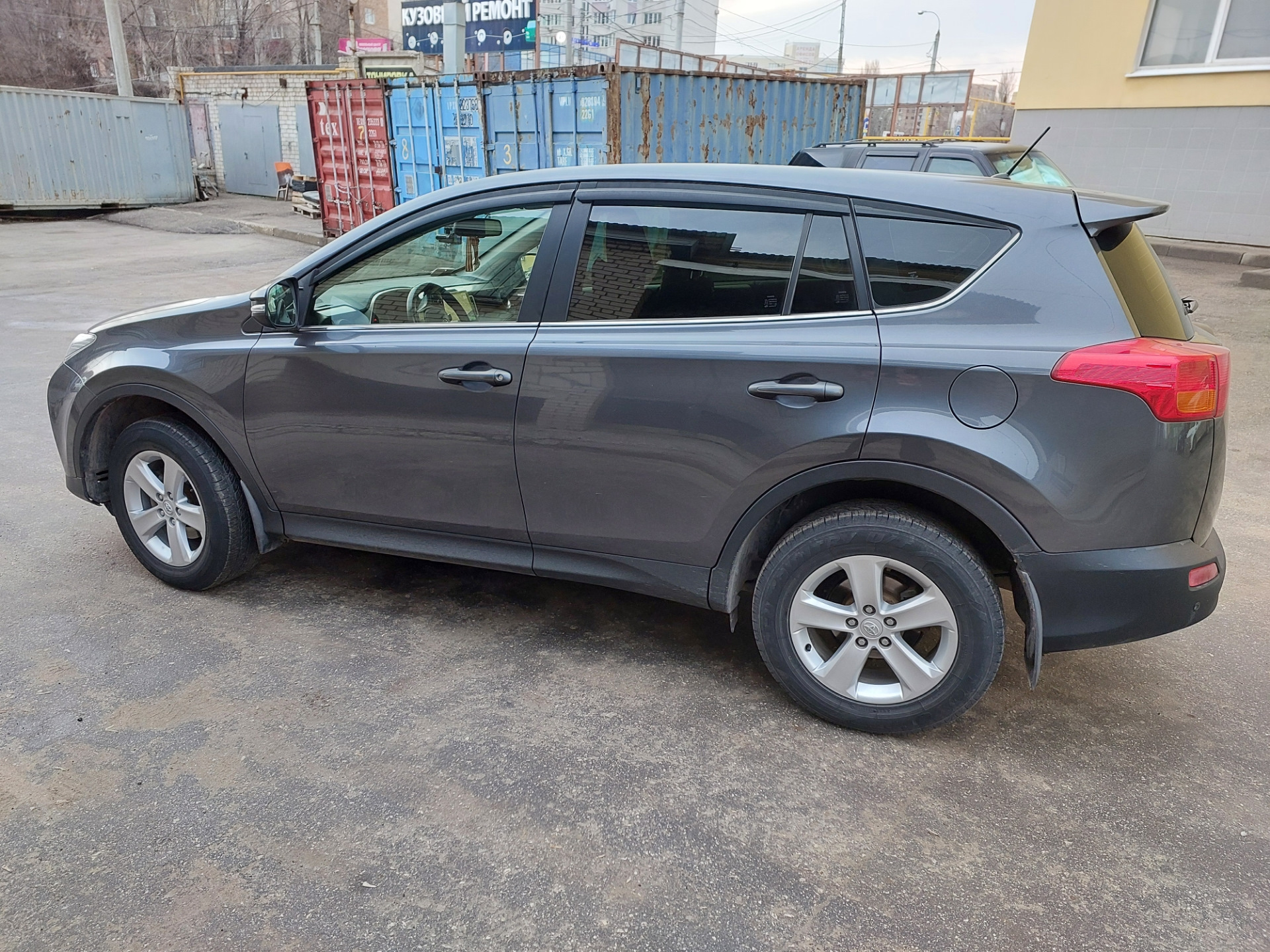 Дефлекторы окон — Toyota RAV4 (IV), 2 л, 2013 года | аксессуары | DRIVE2