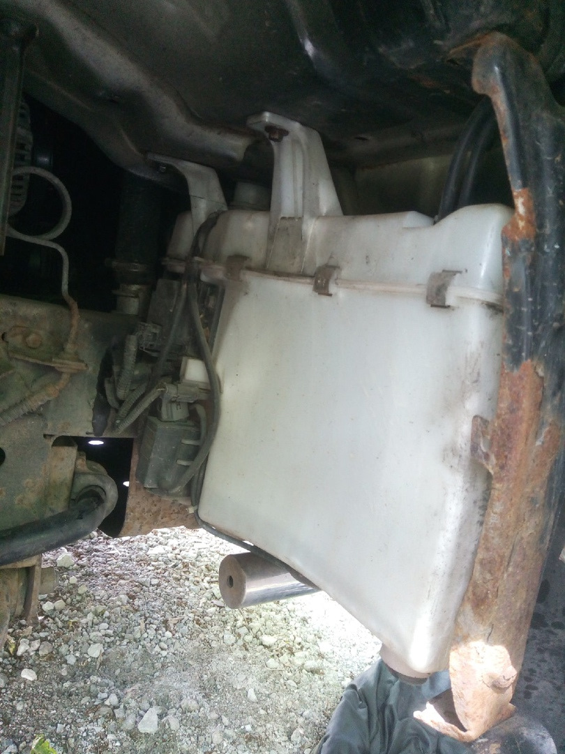 потек бачок омывателя — KIA Sorento (1G), 2,4 л, 2003 года | своими ...