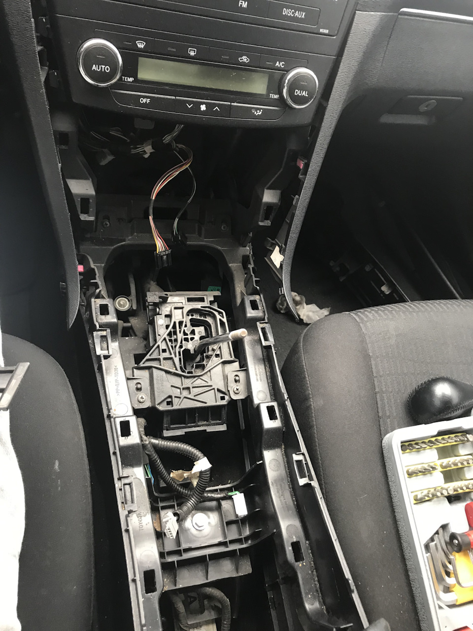 Замена лампочки в пепельнице — Toyota Avensis III, 1,8 л., 2010 года ...