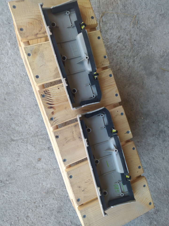 Крышки креплений 3-го ряда сидений на Toyota Land Cruiser Prado 120 ...