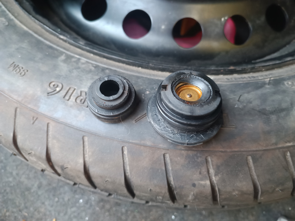 От многочисленных откручиваний, сниманий, лопнула. — Jaguar X-Type