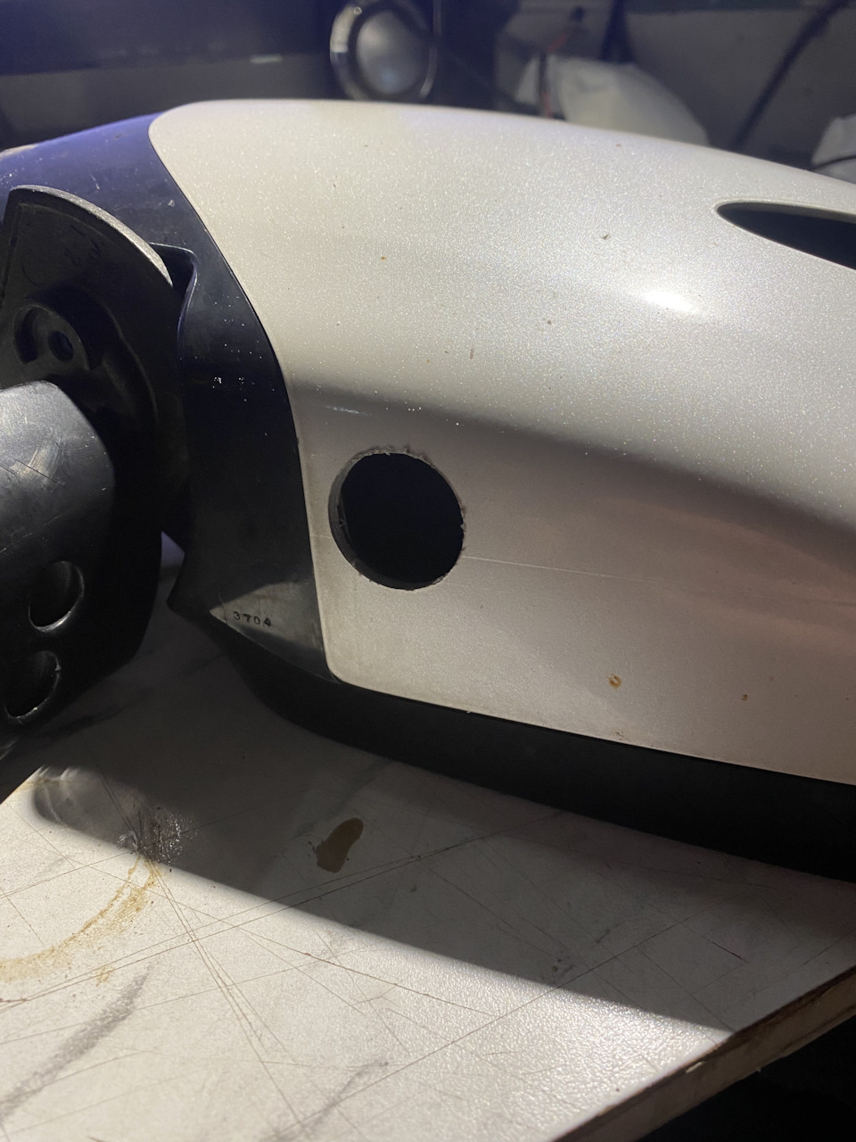 А вот в накладке на зеркало пришлось сверлить отверстие. — Mitsubishi Grandis