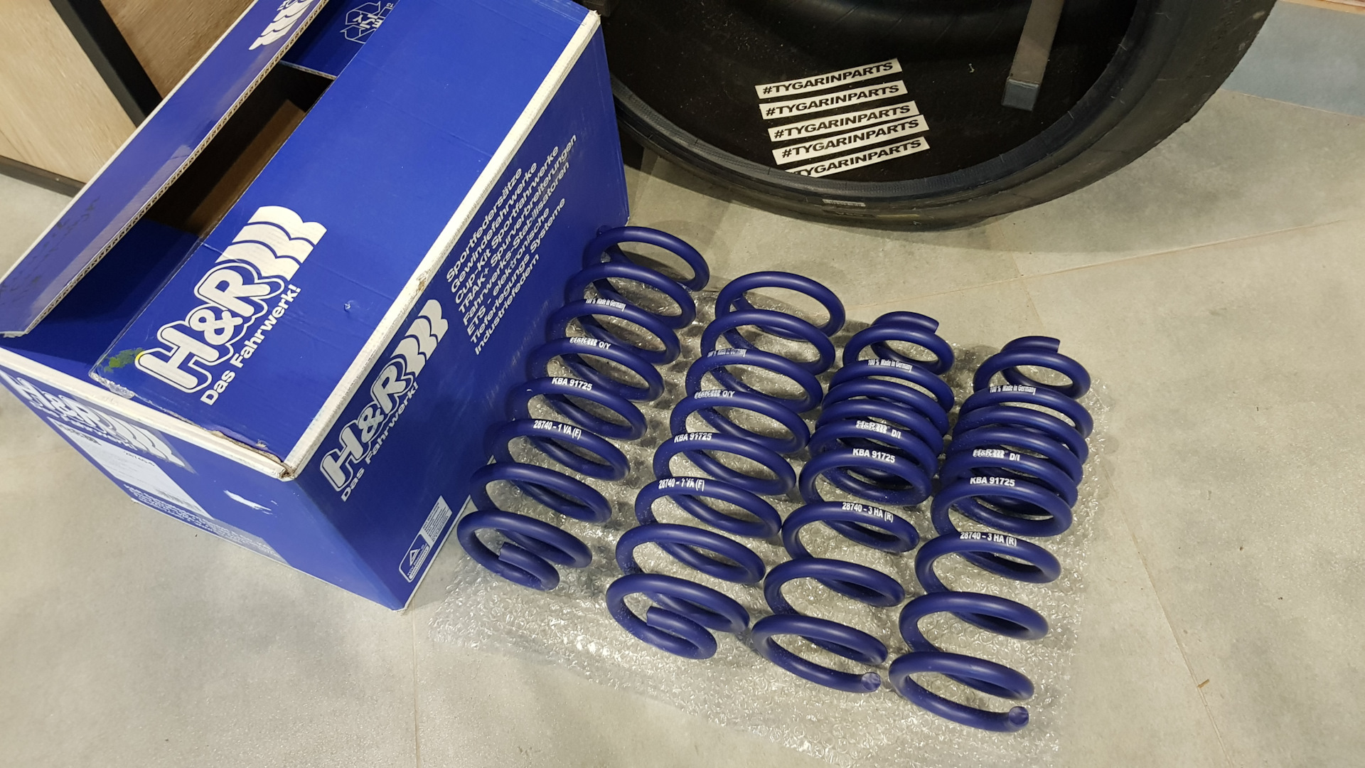 H&r 288332. H r 90. Пружины h r на мерс 212. H r 90. H r 90.