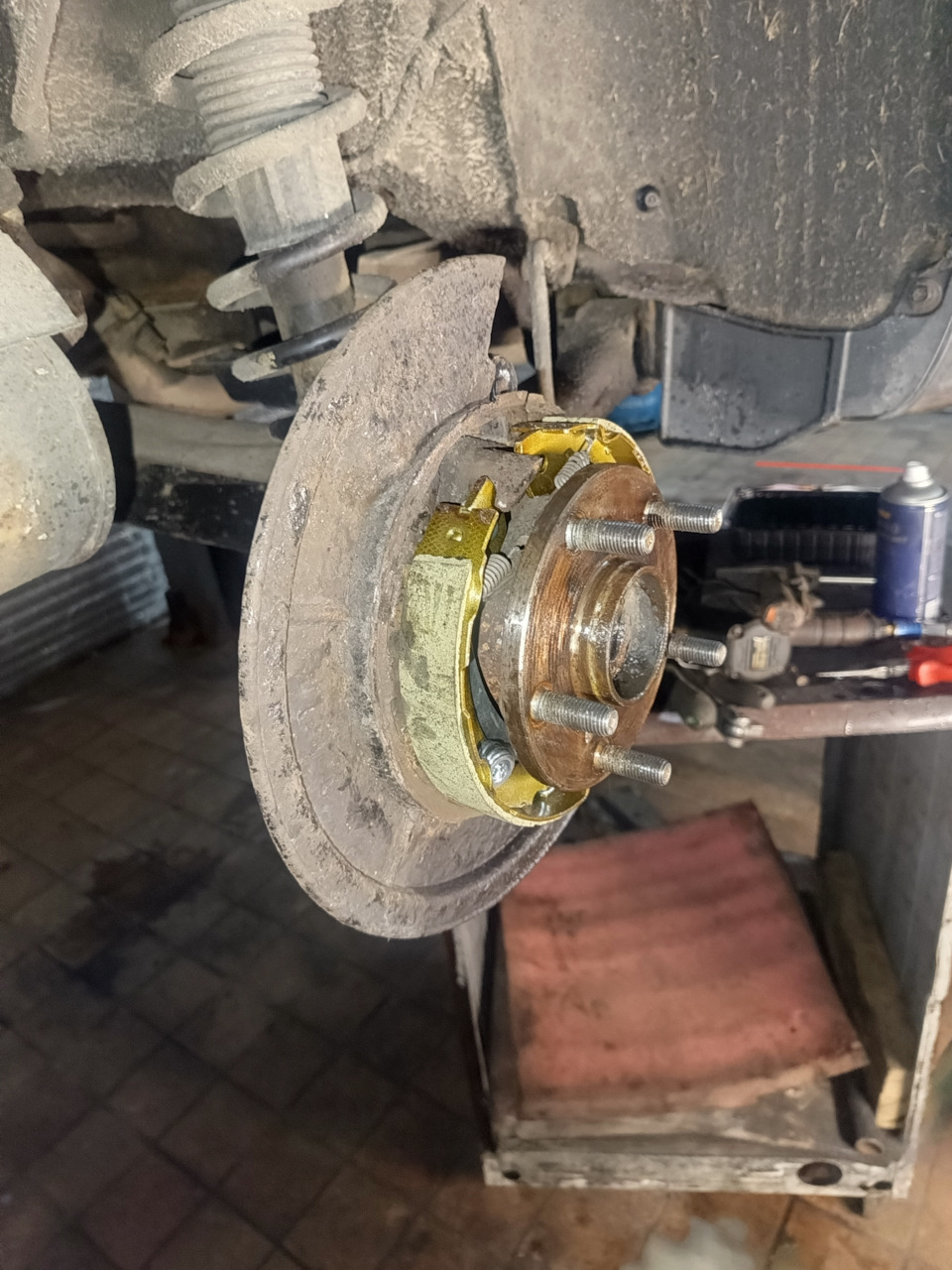 Замена задних тормозных дисков, колодок, колодок ручника — Toyota ...
