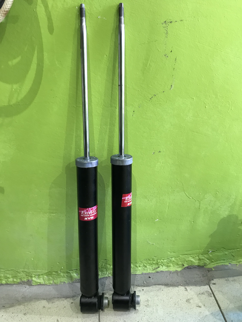 Замена задних амортизаторов — Audi A6 (C6), 3 л, 2005 года | своими ...