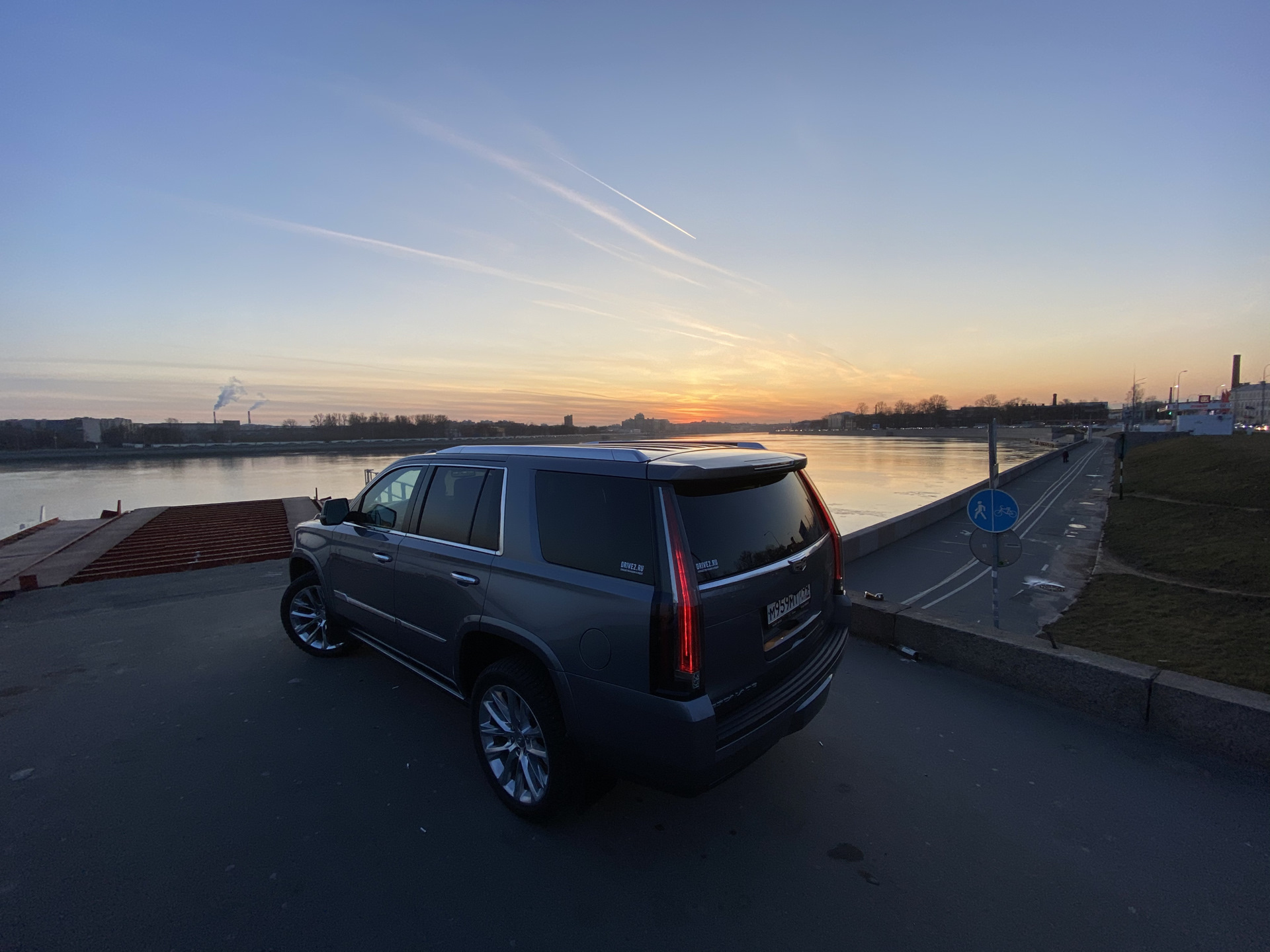 Эскало. Escalade закат. Клуб Кадиллак Питер. Кадиллак в Питере прокатиться. Ночной клуб Кадиллак СПБ.