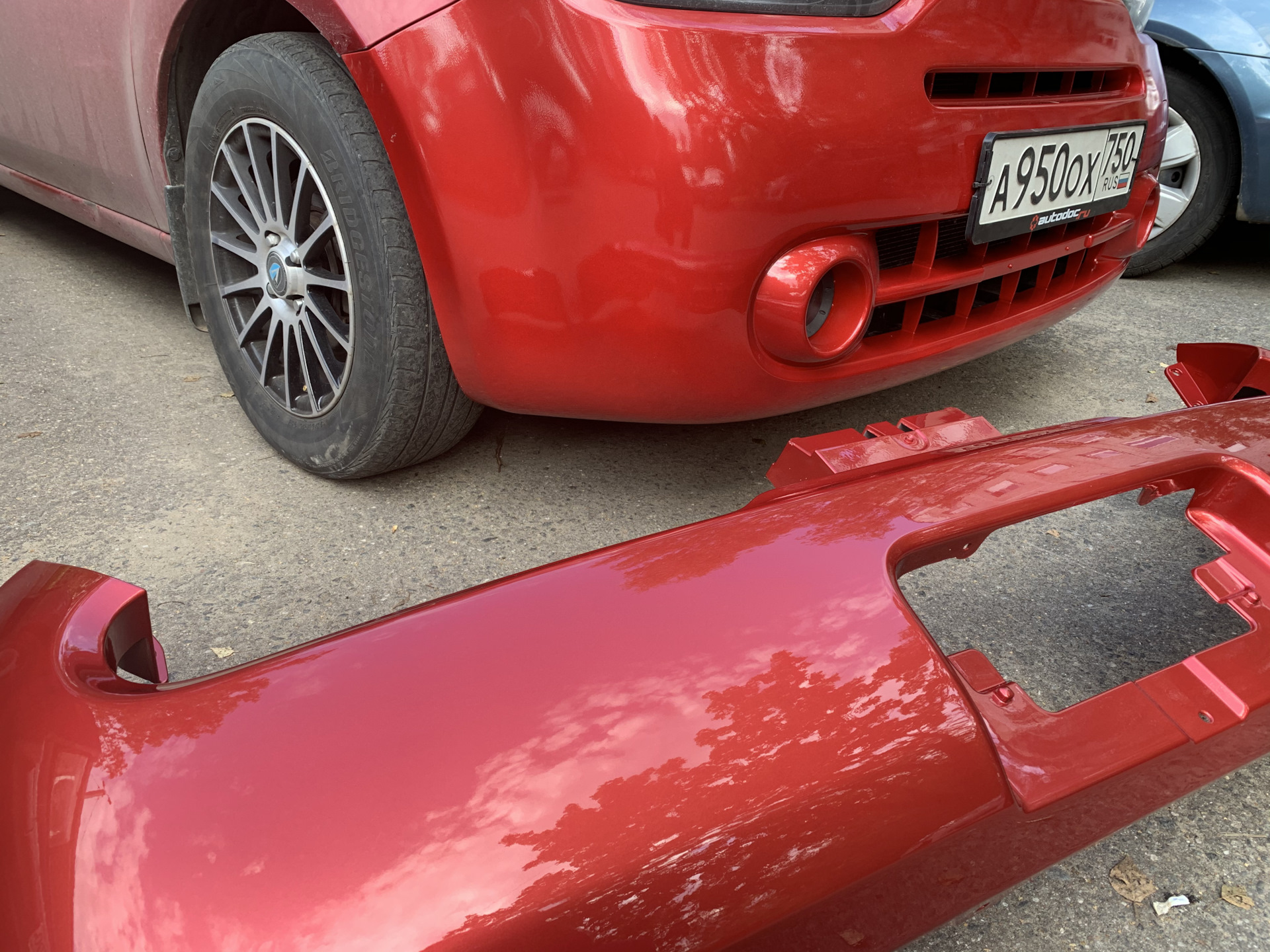 Покраска бампера приора. Бампер задний крашенный слива-478. Бампер задний крашенный слива-478. Покраска заднего крыла автомобиля. Локальная покраска заднего бампера.