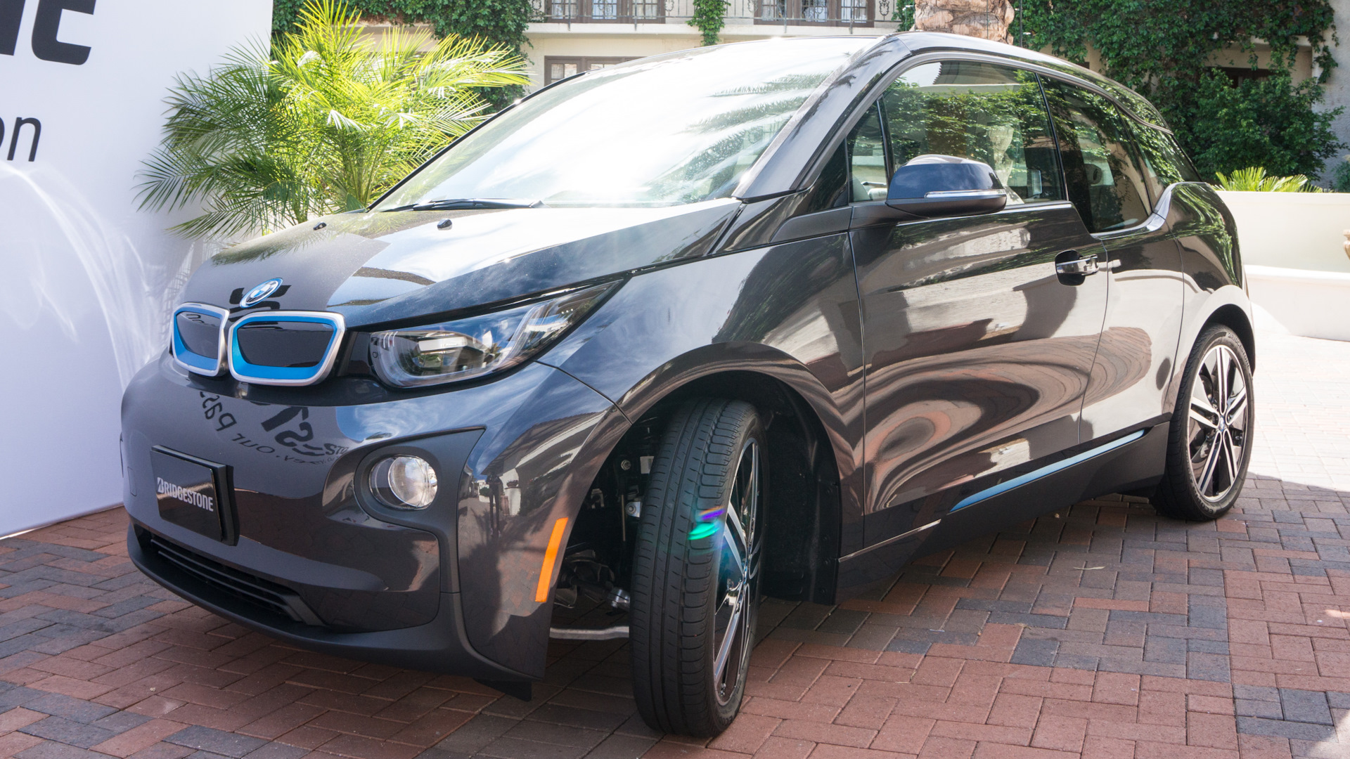 BMW i3 на парковке