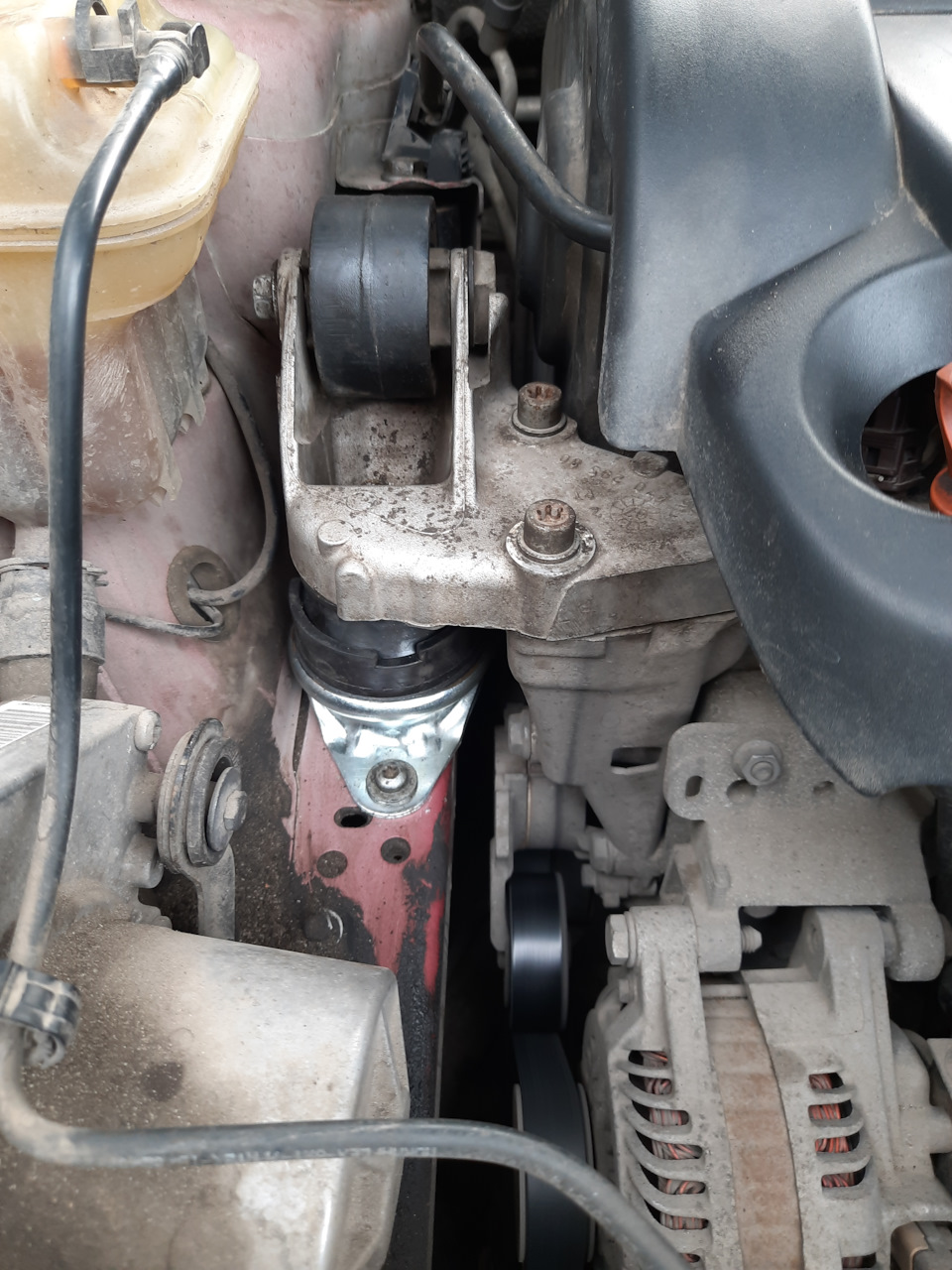 Замена масла в двигателе и правой подушки двигателя — Peugeot 407, 2 л ...