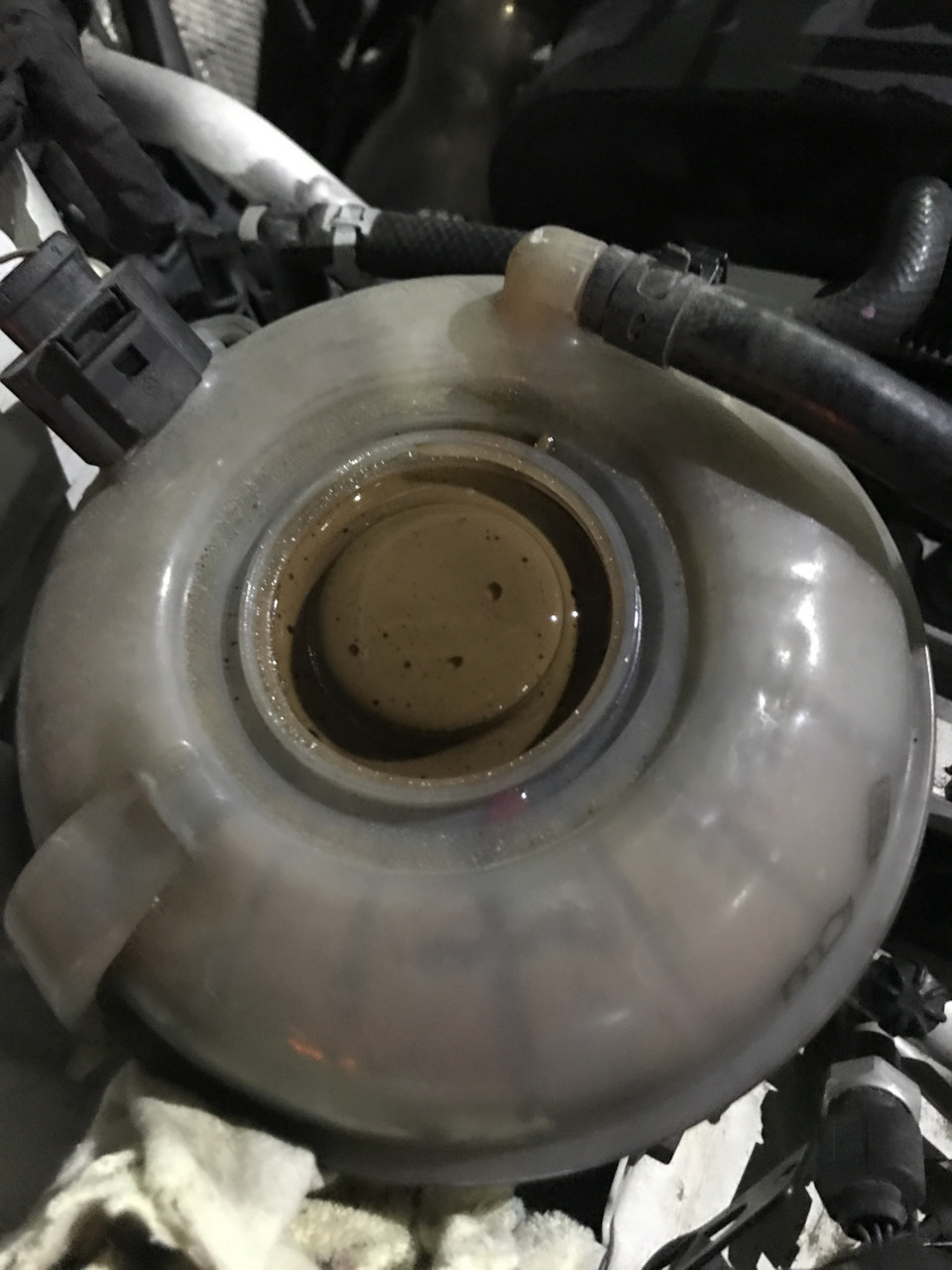 Масло в антифризе или капучино в расширительном бачке Oil in antifreeze or  cappuccino in the expansion tank — Skoda Octavia A7 Mk3, 1,2 л, 2014 года |  поломка | DRIVE2