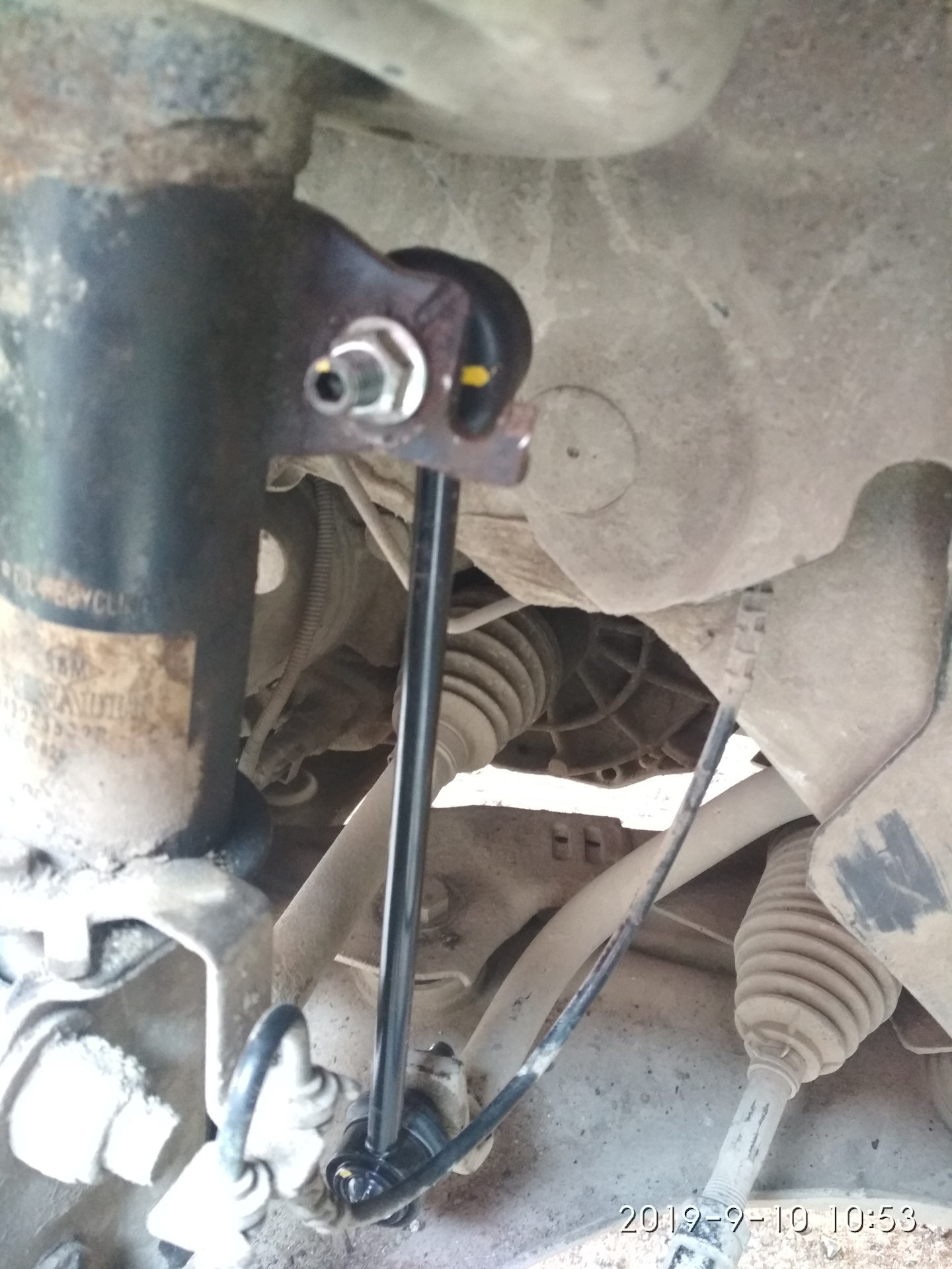 Замена стоек стабилизатора — Renault Fluence, 1,6 л, 2010 года ...