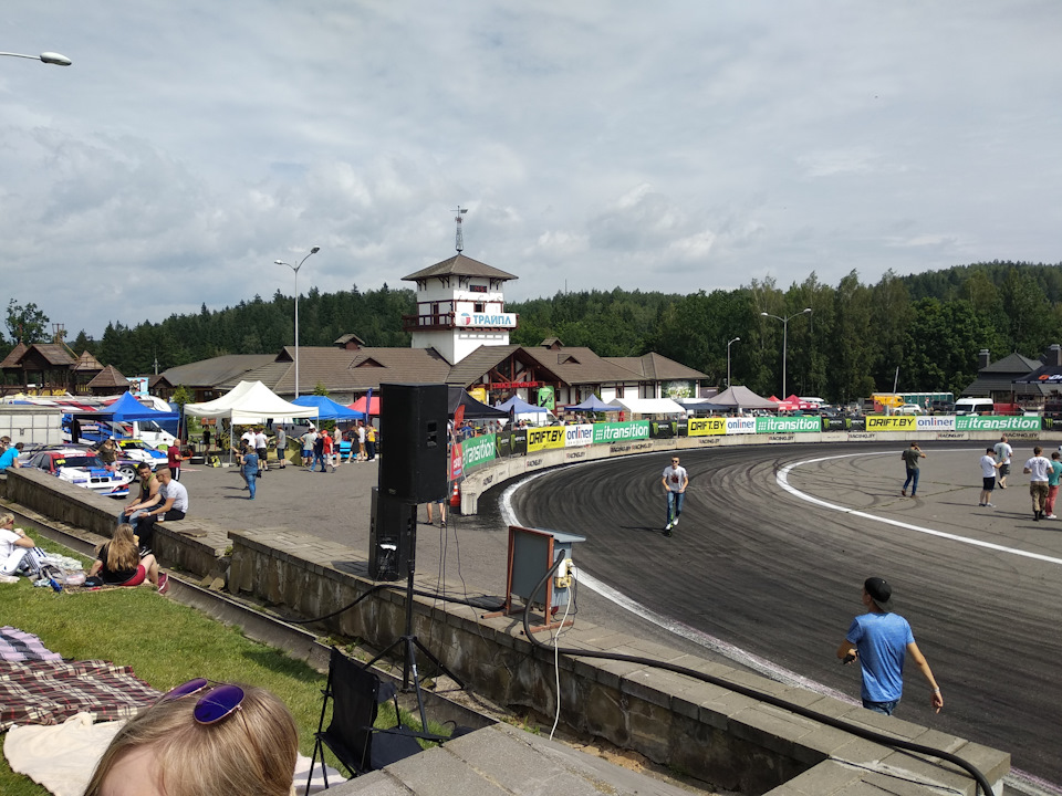 Приора. Ест заднюю левую резину изнутри. — DRIVE2