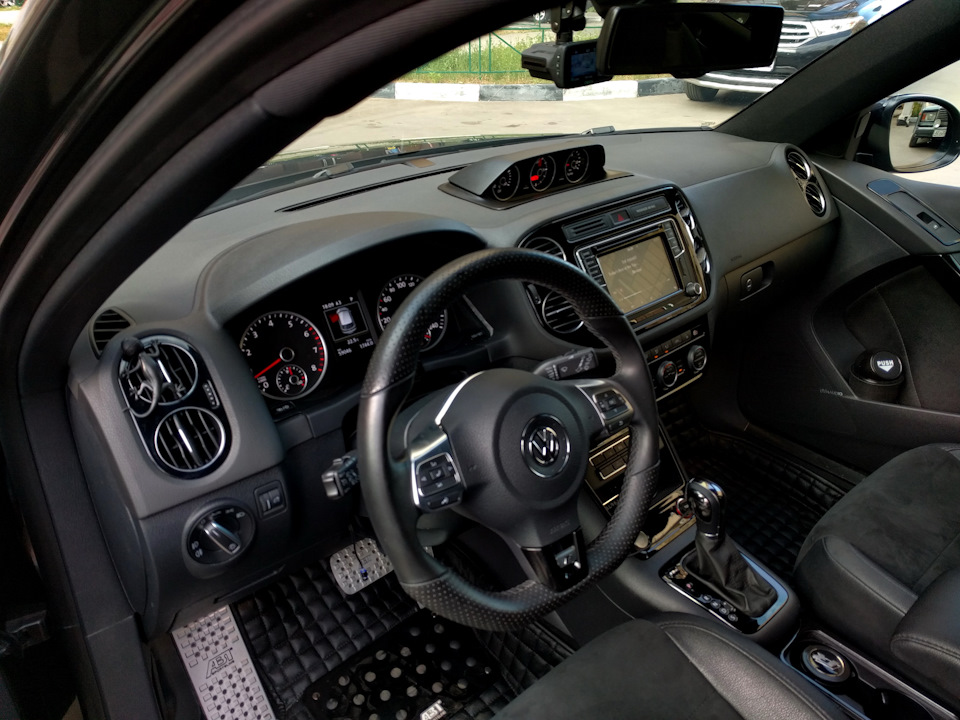 Доп приборы на торпедо (температура масла, время круга, турбонаддув, часы, стильный дизайн) — Volkswagen Tiguan (1G)