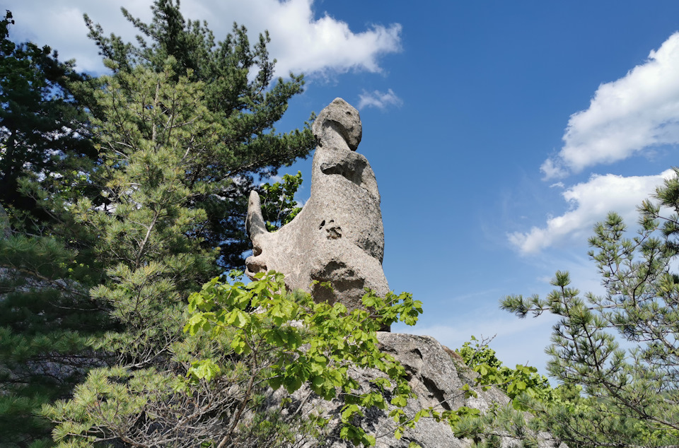 кто-то говорит что фигуры в парке выдуло ветром, кто-то приписывает их к творчеству древних людей, а кто-то вообще считает фигуры делом рук зеленых человечков. как обстоят дела на самом деле, я не знаю, но безусловно есть в фигурах что-то мистическое и необычное — энергетика мест очень сильная! — Toyota Land Cruiser Prado 70-series