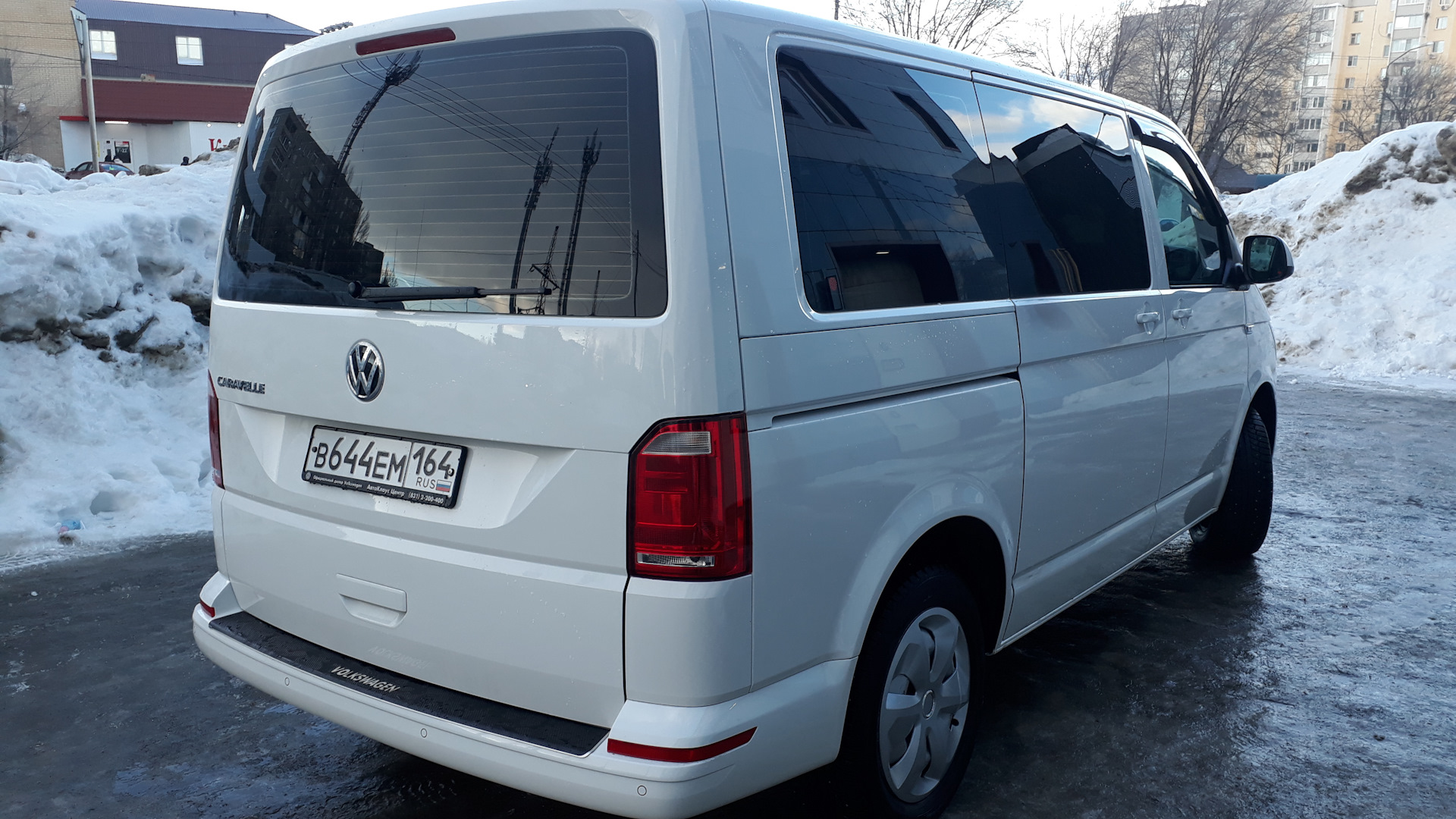 Авито 100. Затонированный VW Caravelle. Фольксваген Каравелла тонировка. Фольксваген Каравелла 100% тонированный. Volkswagen Caravelle тонированный.