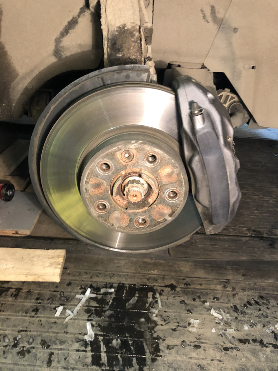 Замена колодок touareg. Задние тормоза туарег 1. Задние колодки фольксваген туарег 2. Колодки туарег 2. Датчик колодка от туарег 2019 года.