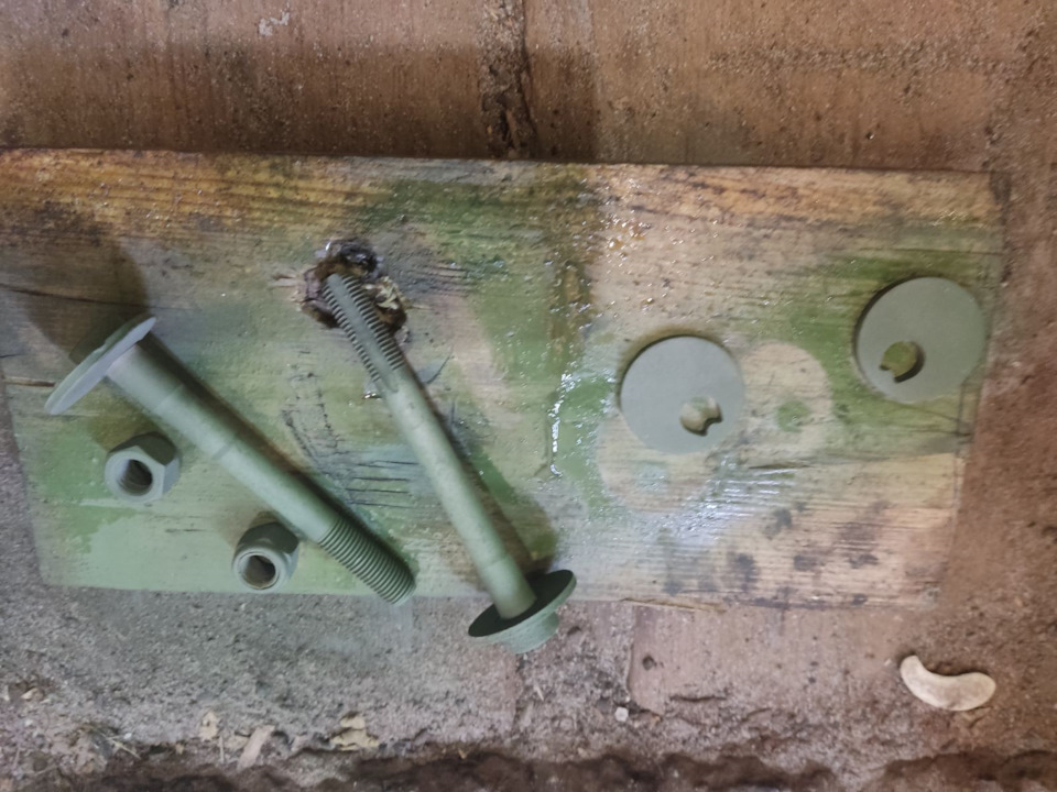 Болт схождения с авторазбора с гайкой и шайбой — фото 3 — покраска кислотным — Volkswagen Passat B5