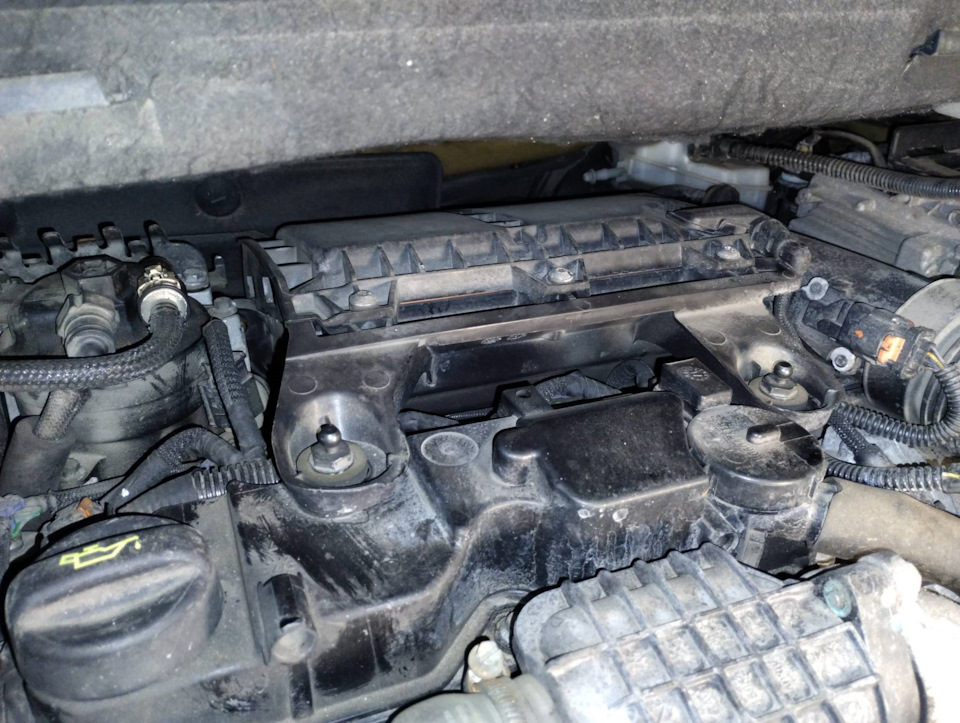 Замена втулок корпуса воздушного фильтра — Citroen C4 Picasso (2G), 1,6 ...
