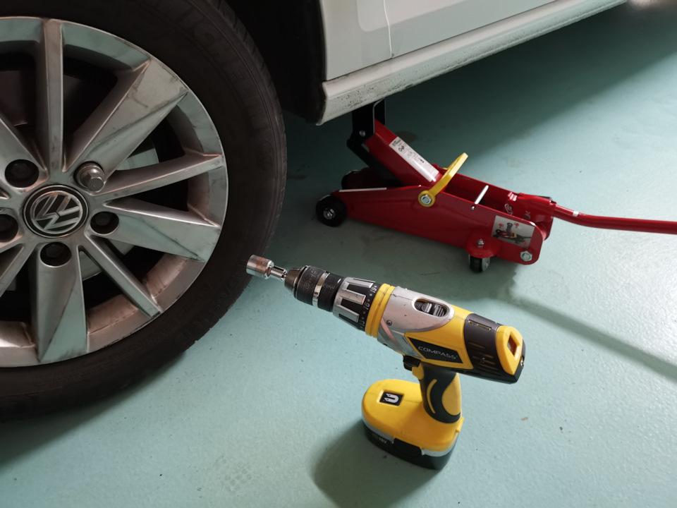 Шуруповёрт при замене колес — Volkswagen Golf Mk7, 1,2 л, 2014 года ...