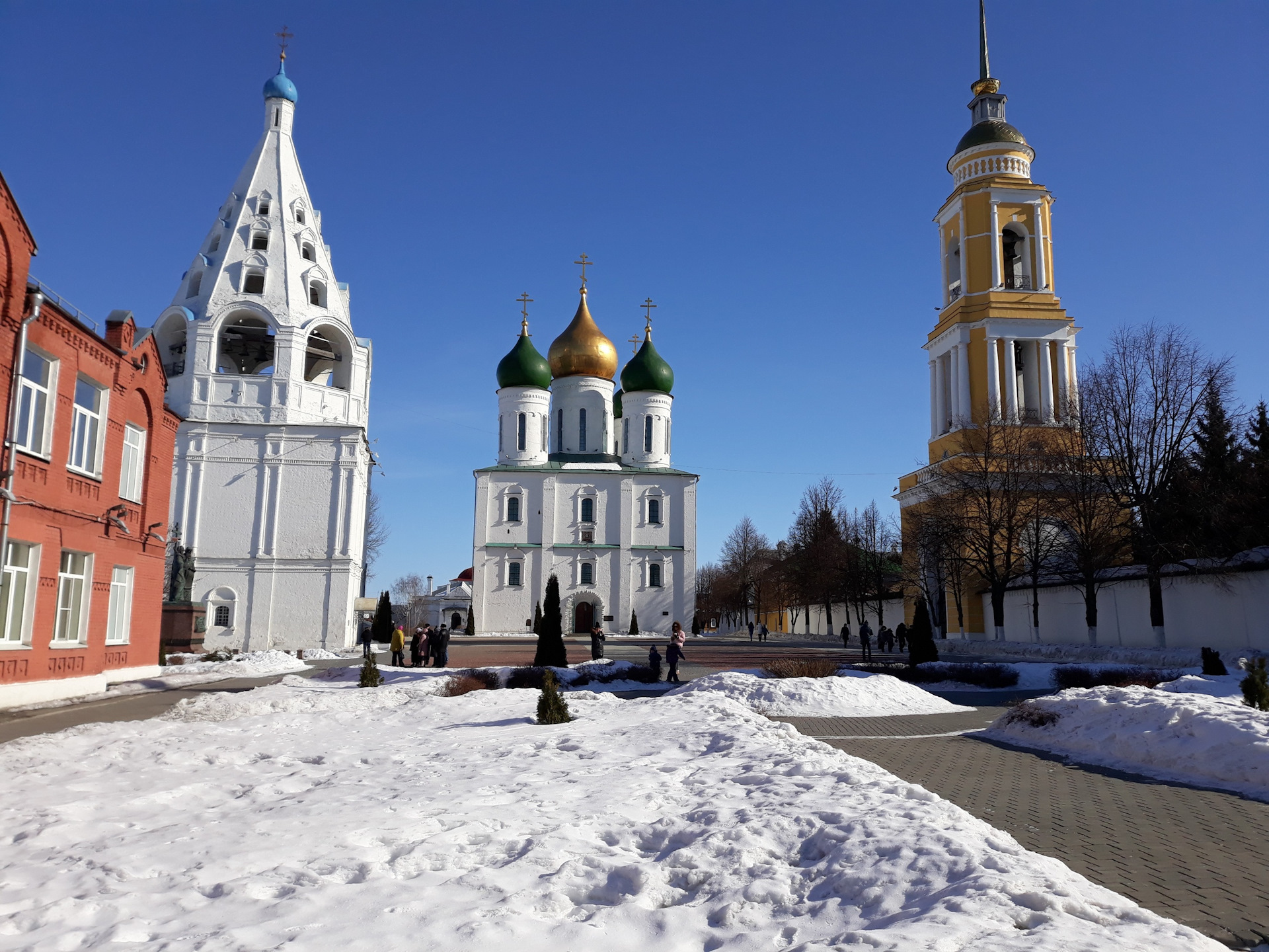 Просто коломна. Соборная площадь Коломна зима. Соборная площадь Коломна зимой. Коломна 2010. Коломна красивые места для фото.