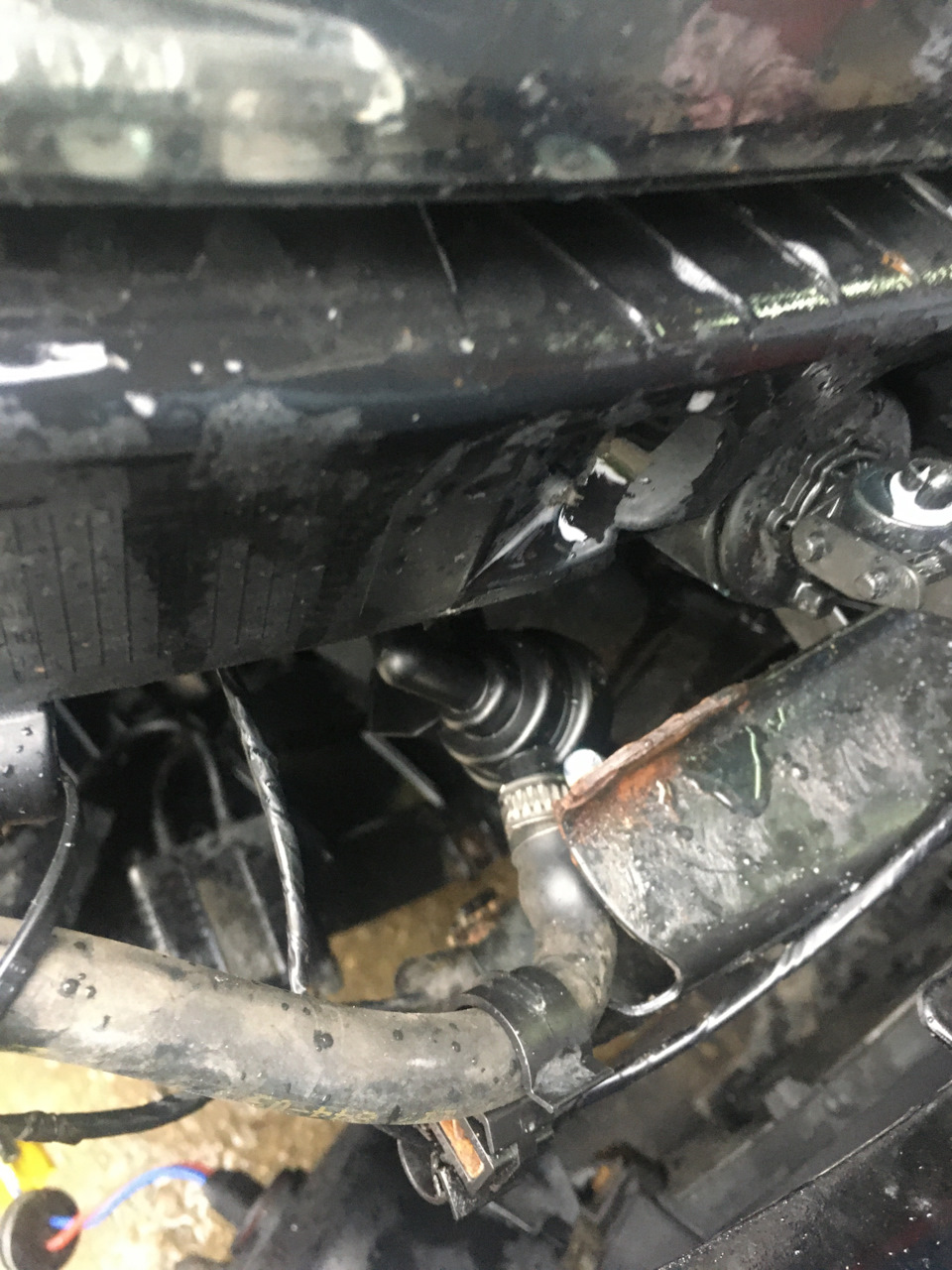 Течь форсунки омывателя фар — BMW 3 series (E90), 2,5 л, 2007 года ...