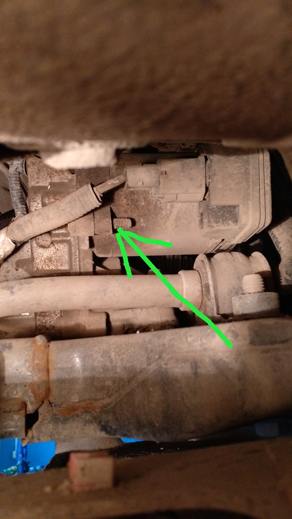 Болт снизу, защита снята, их всего три, ещё один выше стрелки — Ford Mondeo V