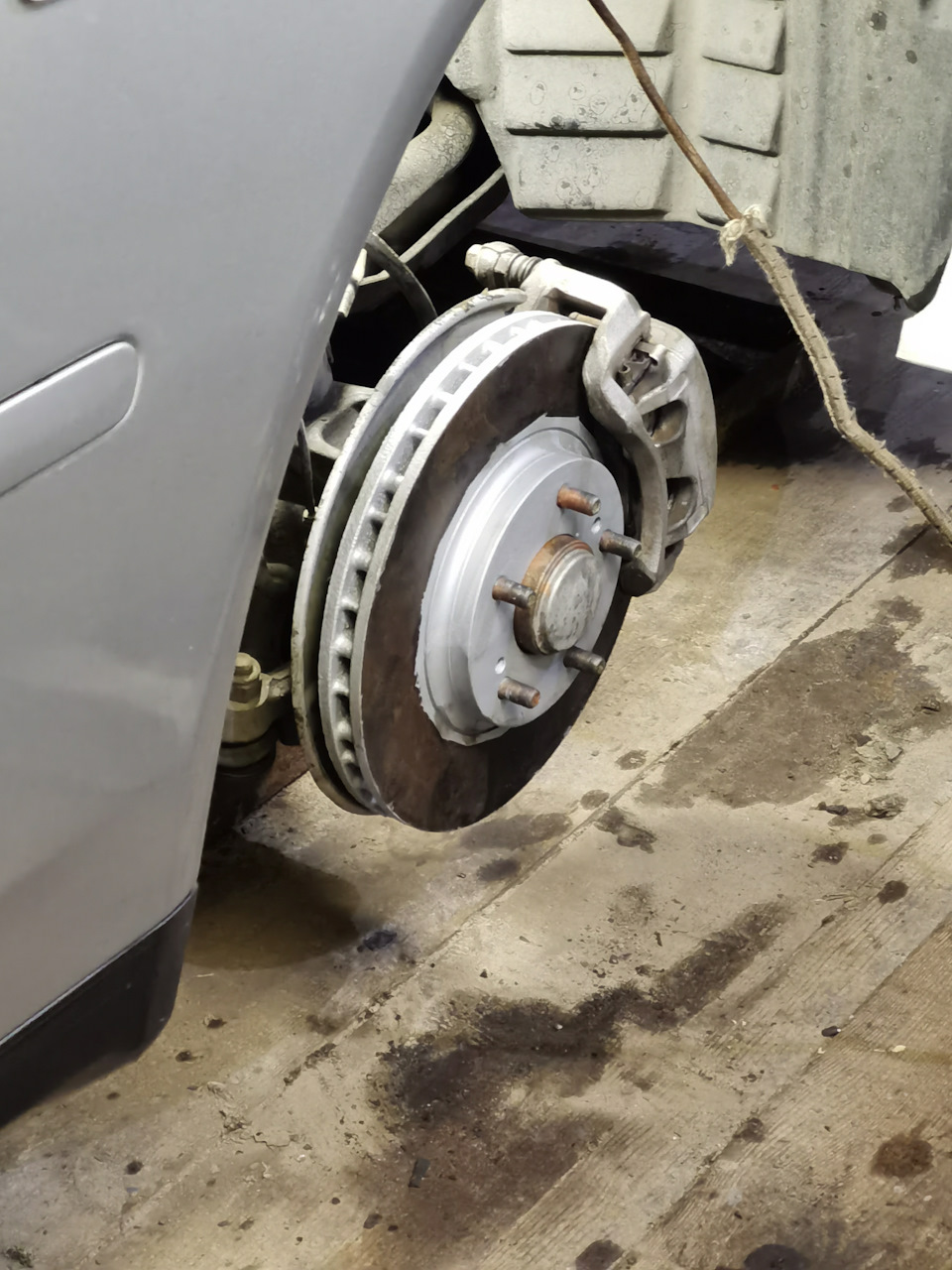 Контрактные механизмы установлены, осталось прокачать тормоза. — Nissan Gloria (11G)