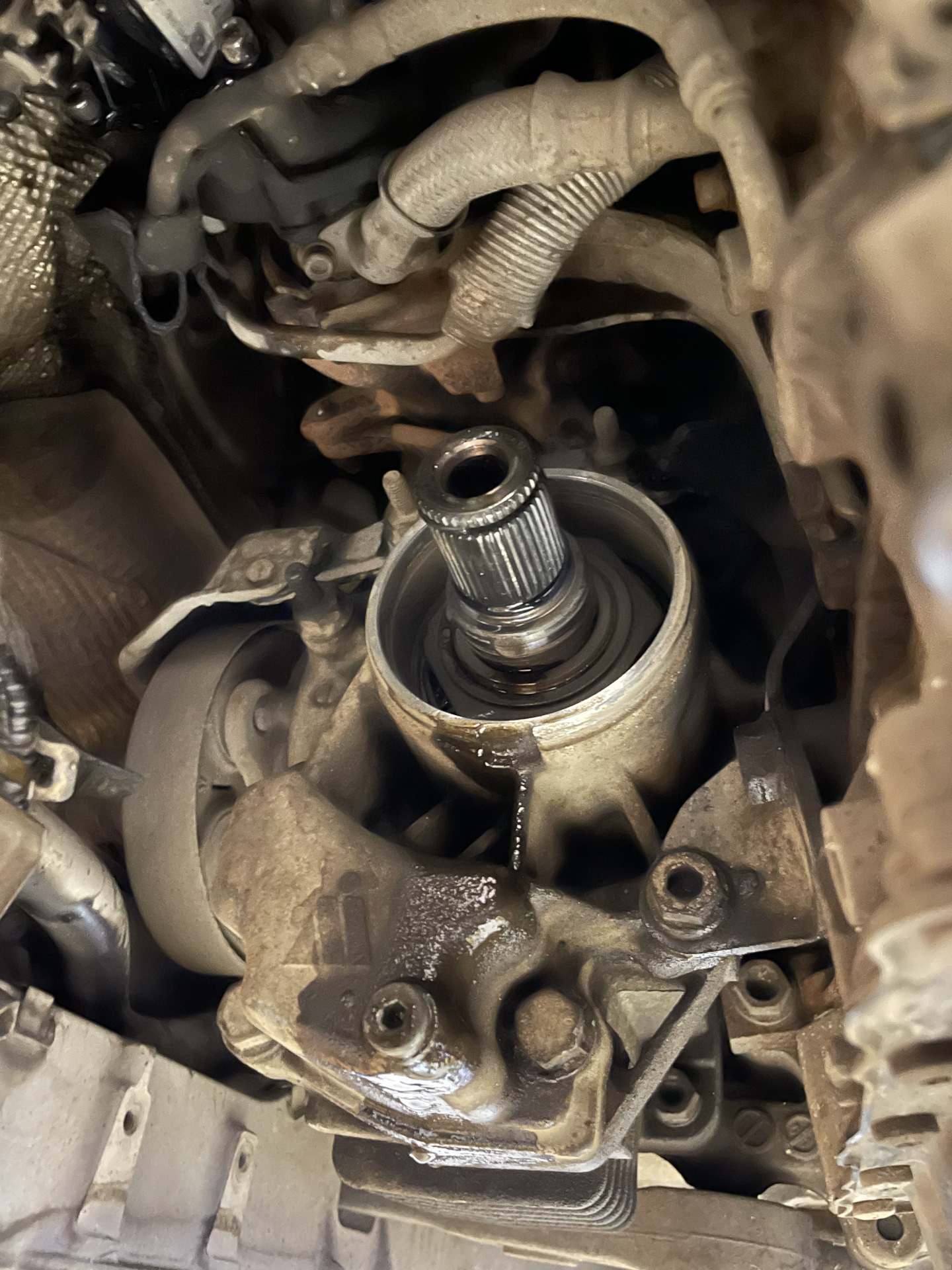 Потёк сальник привода раздатки — Volkswagen Tiguan (1G), 2 л, 2012 года ...