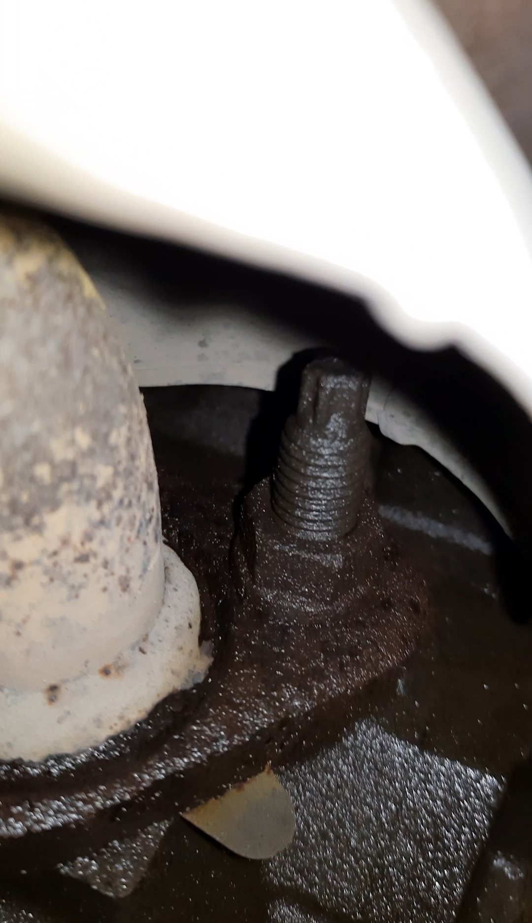 Течет масло из под клапанной крышки после замены на новую. — Ford Focus ...