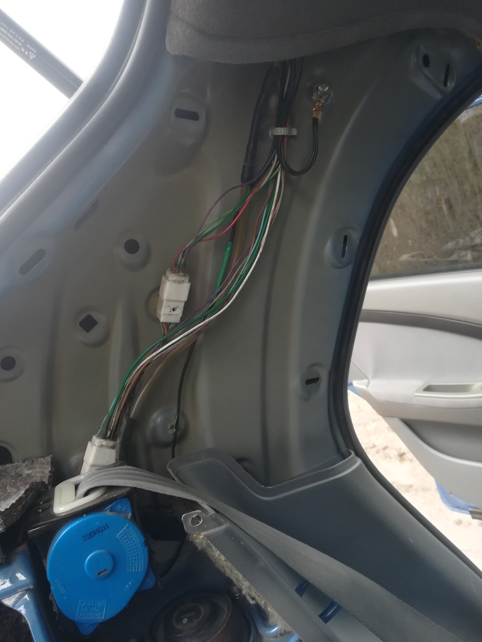 Борьба с водой в багажнике, часть 1 замена резиновой гофры проводки багажника