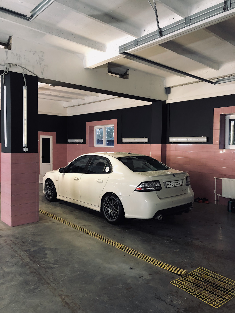 Перед началом посмотрел на него как в последний раз. Ввёл инъекцию наркоза и с надеждой, что всё будет хотя бы нормально открыл чемодан с инструментами. — Saab 9-3 (2G)