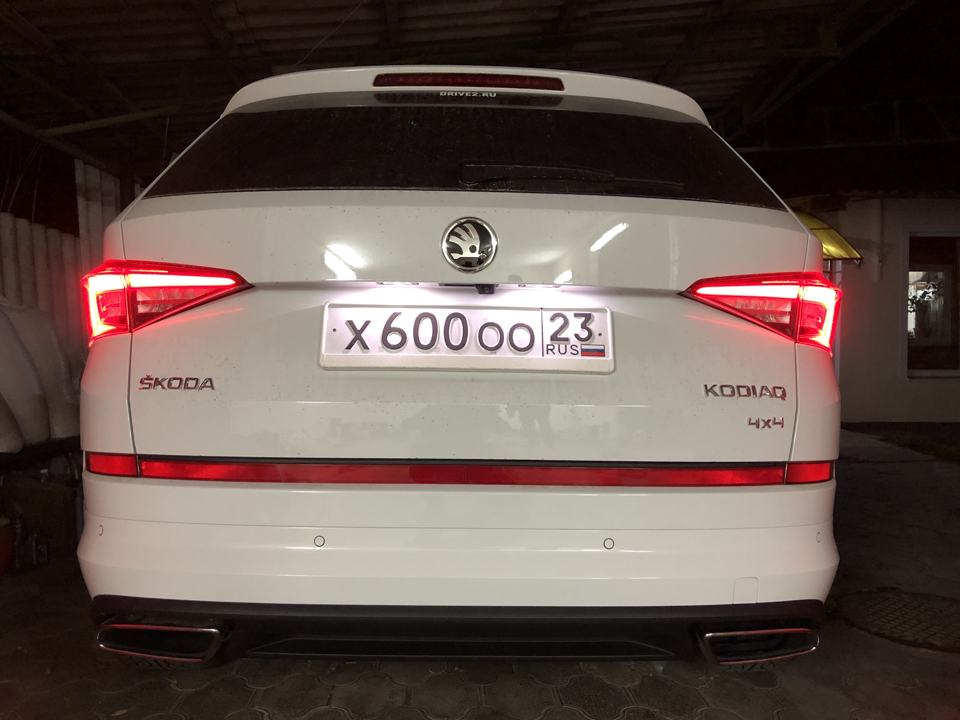 Задний бампер шкода карок. Шильдик VRS Kodiaq. Бампер VRS Skoda Kodiaq. Спойлер Skoda Kodiaq.