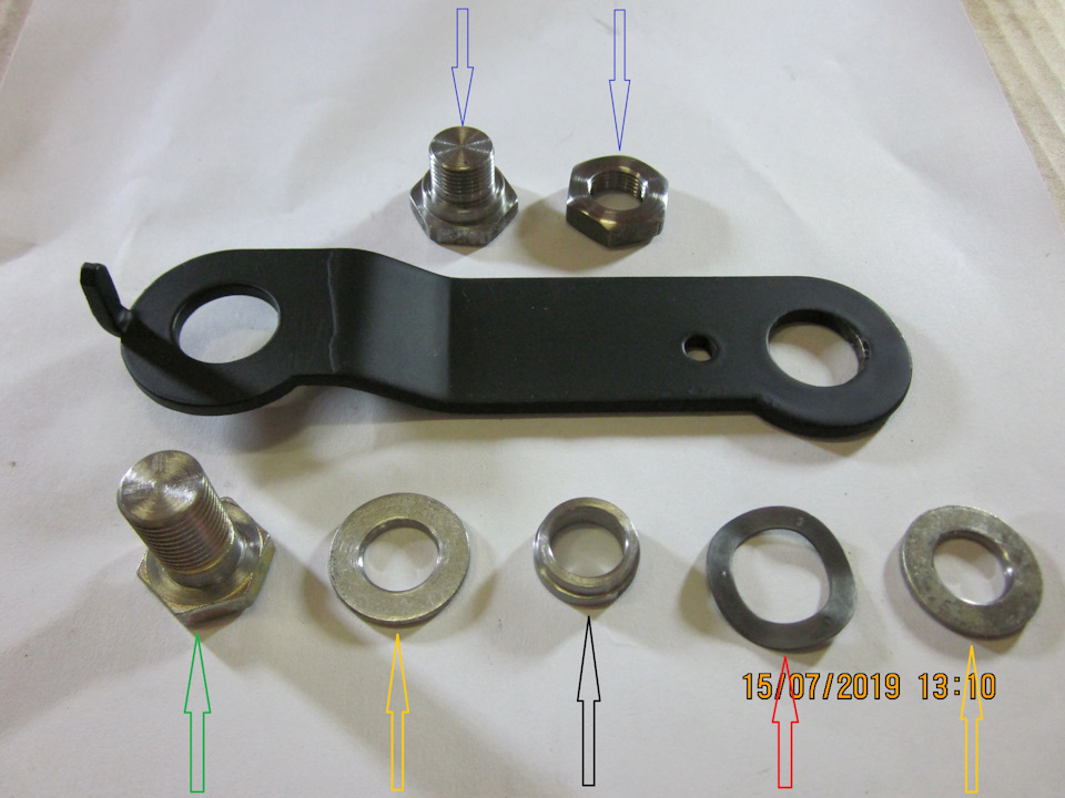 Набрал вот такой монтажный комплект: синие стрелки — спец-крепёж для соединения удлинителя со стоковым замком; зелёная стрелка — доработанный магазинный болт; жёлтые стрелки — рассверленные до 11мм шайбы; чёрная стрелка — спец шайба; красная стрелка — стоковая пружинная шайба. Сам удлинитель окрашен акриловым 2-компонентным грунтом — Lada Vesta SW (1G)