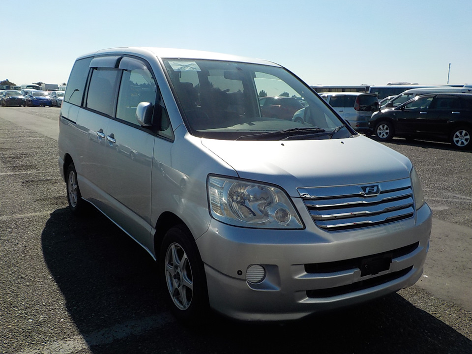 Toyota noah 2012 фото