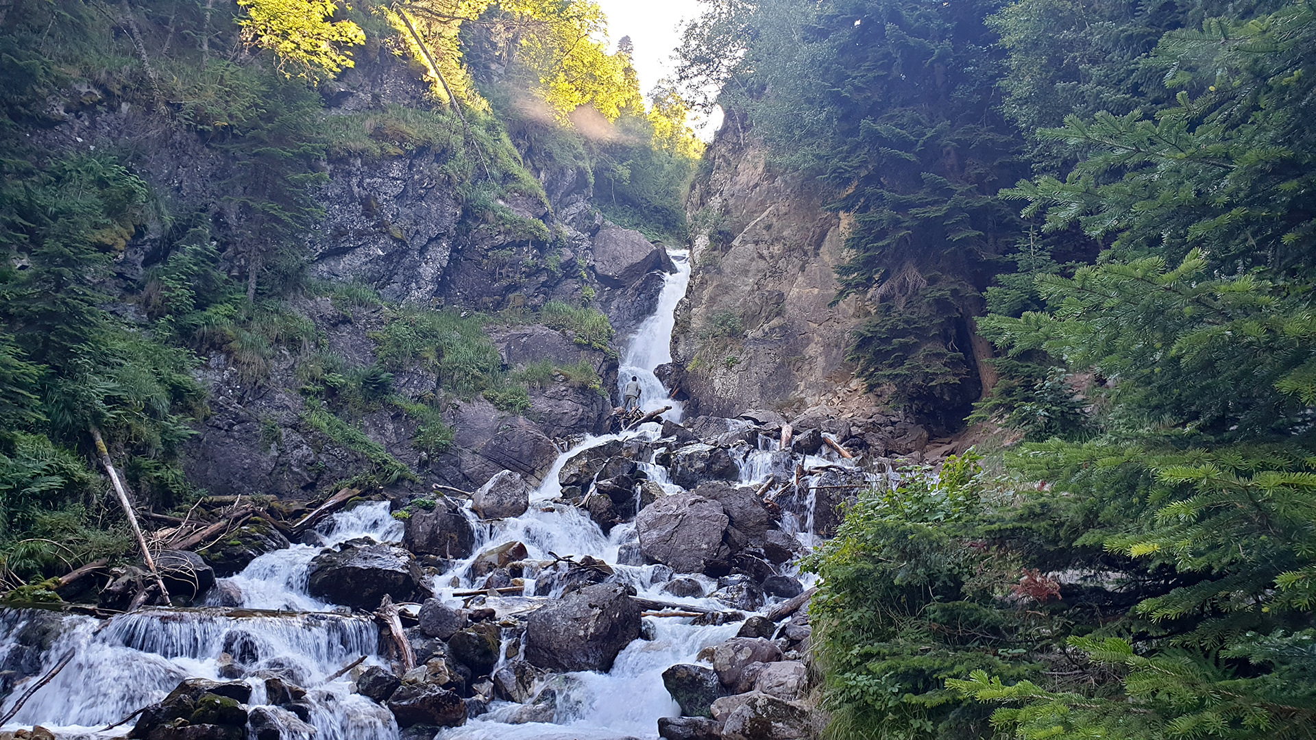 Водопад на реке белой