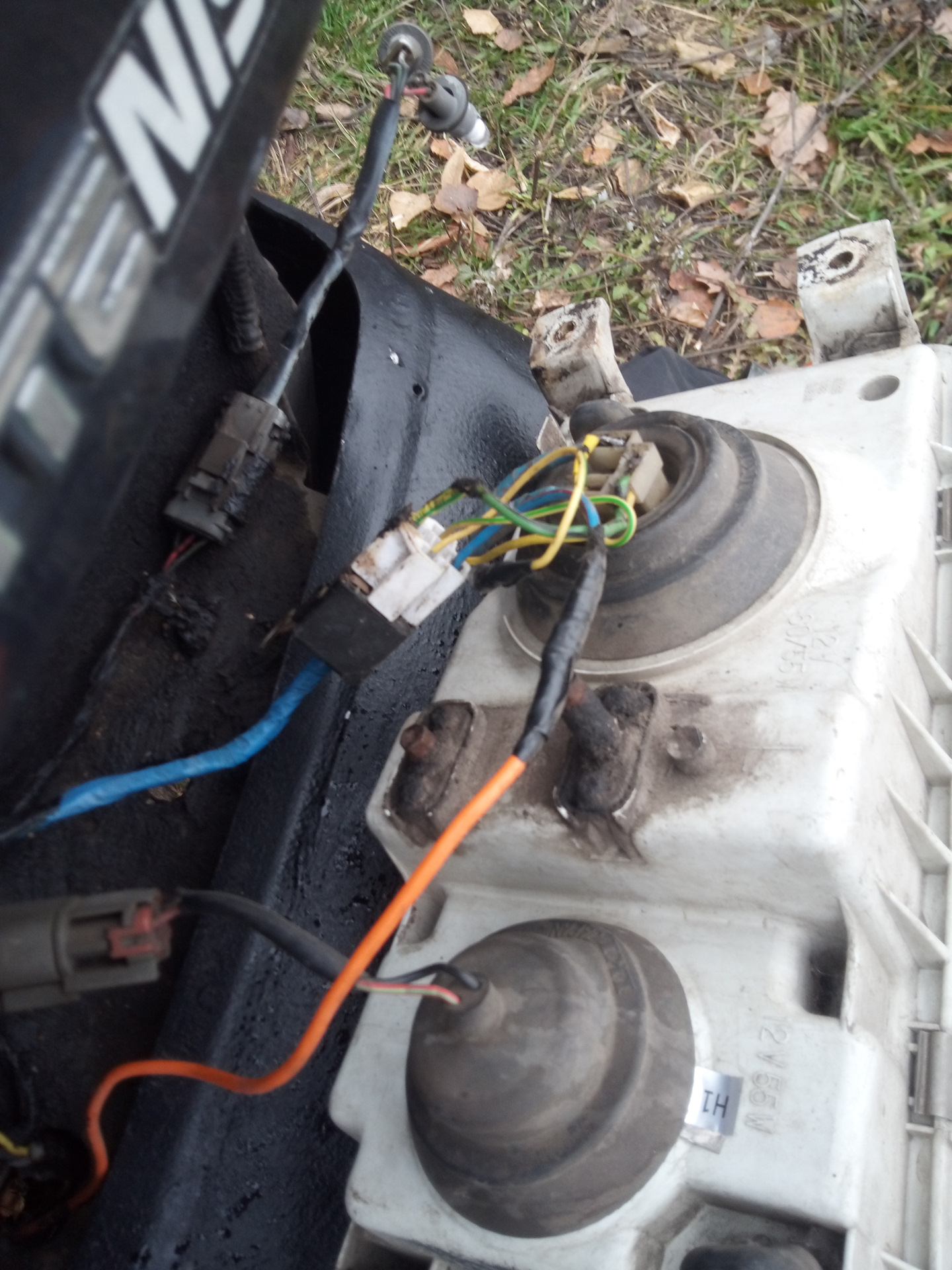 Реле контроля заряда акб форд. Почему не гаснет аккумулятор. Почему не гаснет аккумулятор. Лампа аккумулятора ваз 2110. Сгорела лампочка на приоре аккумулятора.