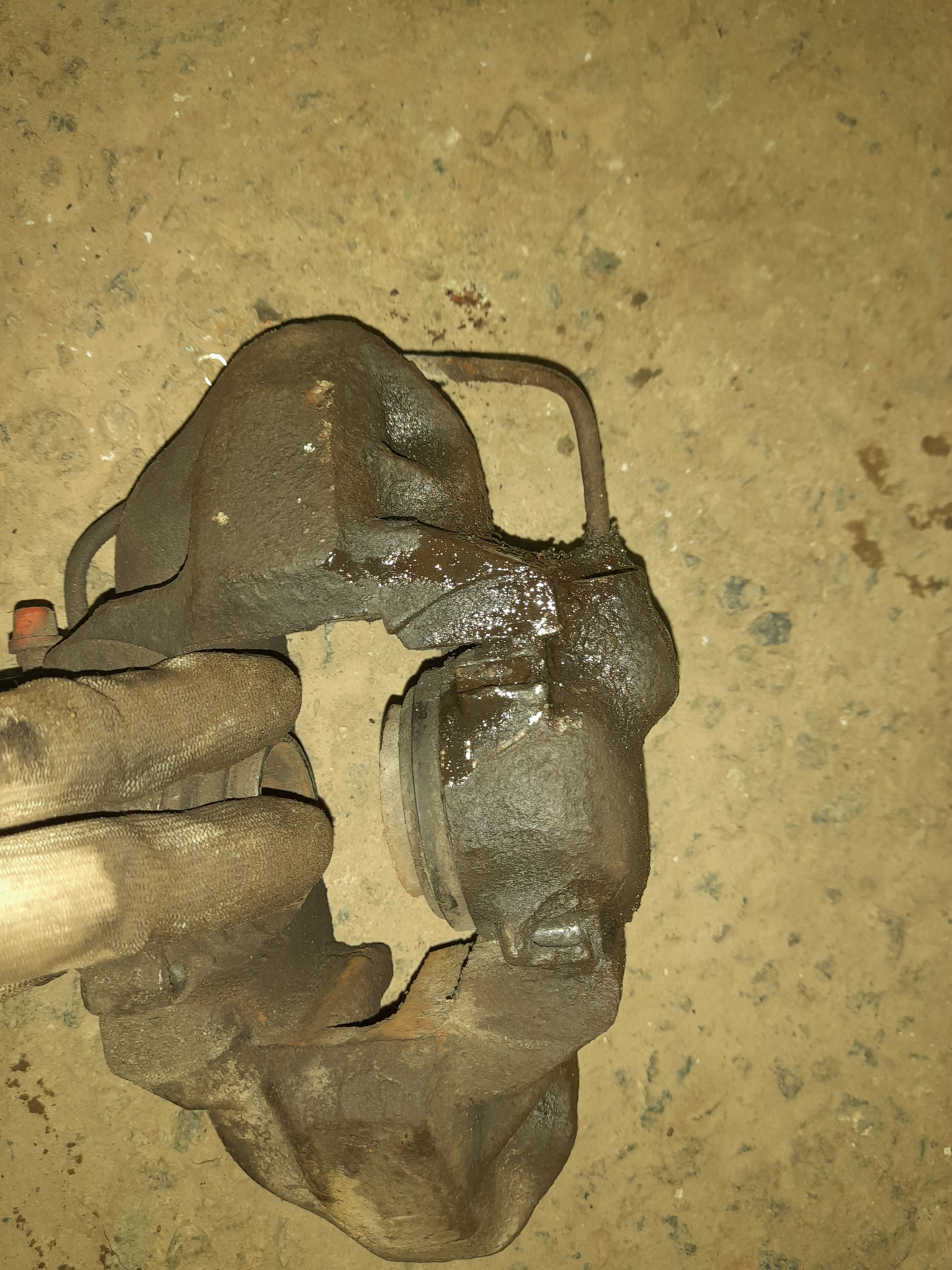 Разломанный суппорт. Болт крепления суппорта 2110. Суппорт 4runner 285 красный. Суппорта бмв. Сломан суппорт.