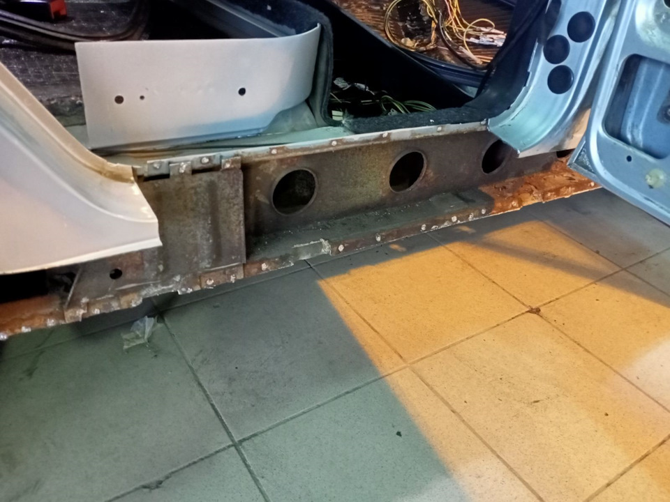 Задняя дверь, пассажирская сторона. — ГАЗ 31105