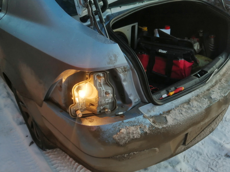 Help. Не горит задним левый габарит, после замены ламп поворотника и ...