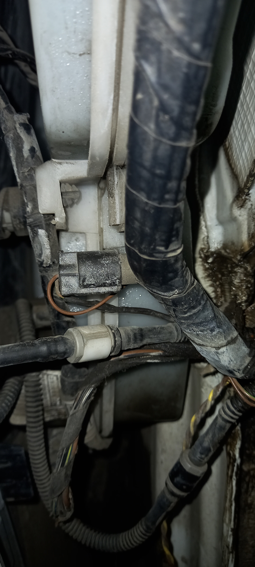 Датчик уровня омывающей жидкости — BMW X5 (E70), 3 л, 2010 года ...