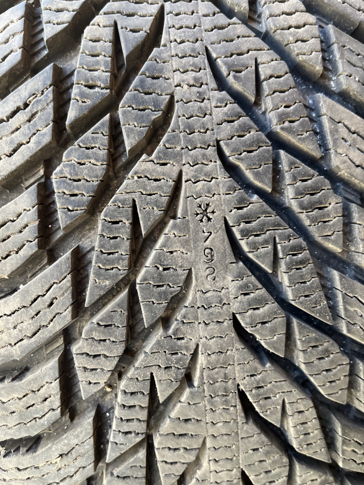 Шины зимние нешипованные Nokian 235/65 R17 на Volvo XC60 (1G). Б/у | 40 ...